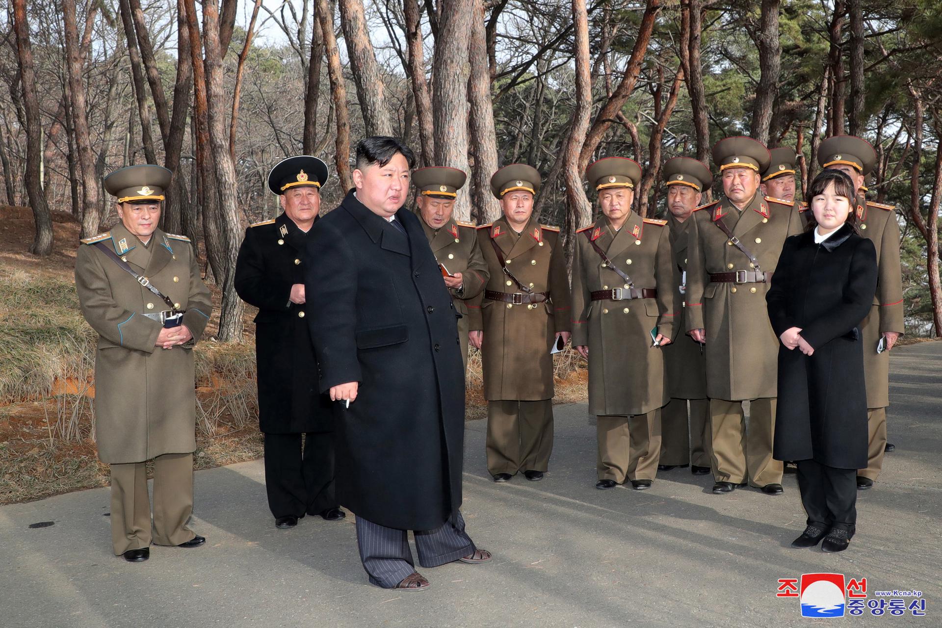 A photo released by the official North Korean Central News Agency (KCNA) shows Supreme Leader Kim Jong Un (3-L) and his daughter Kim Ju-ae (R) at an artillery drill in an undisclosed location in North Korea, 09 March 2023 (issued 10 March 2023). EFE-EPA/KCNA EDITORIAL USE ONLY
