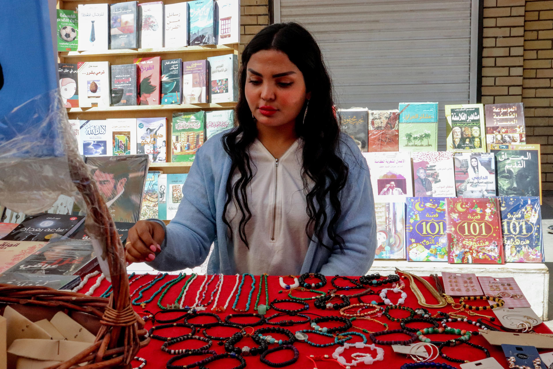 Aliya, una joven de 29 años, vende pulseras y trabaja con el sueño de dejar Irak algún día, donde asegura que "ya no hay futuro".