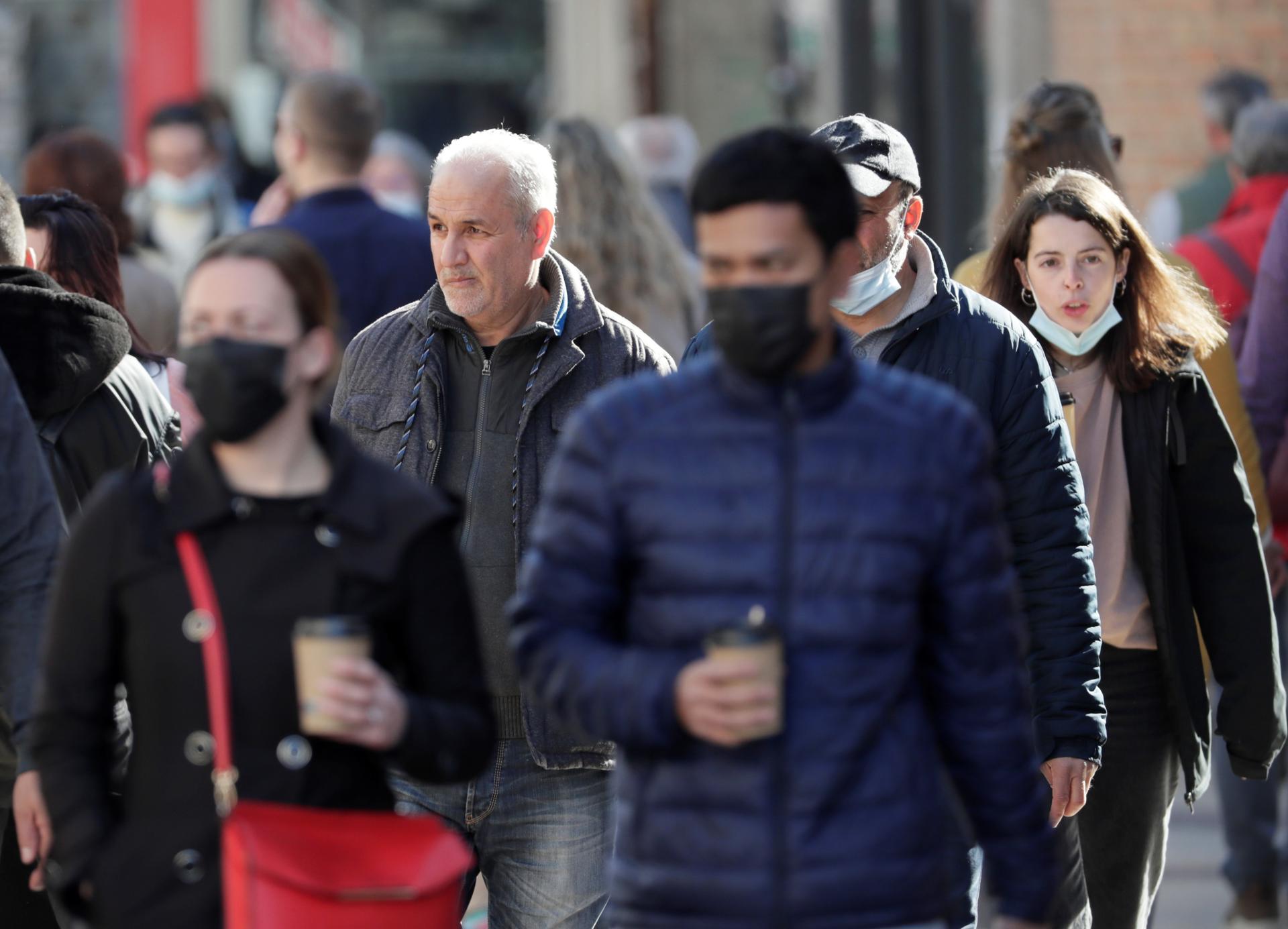 Un grupo de personas camina por la calle en València. EFE/ Biel Aliño/Archivo