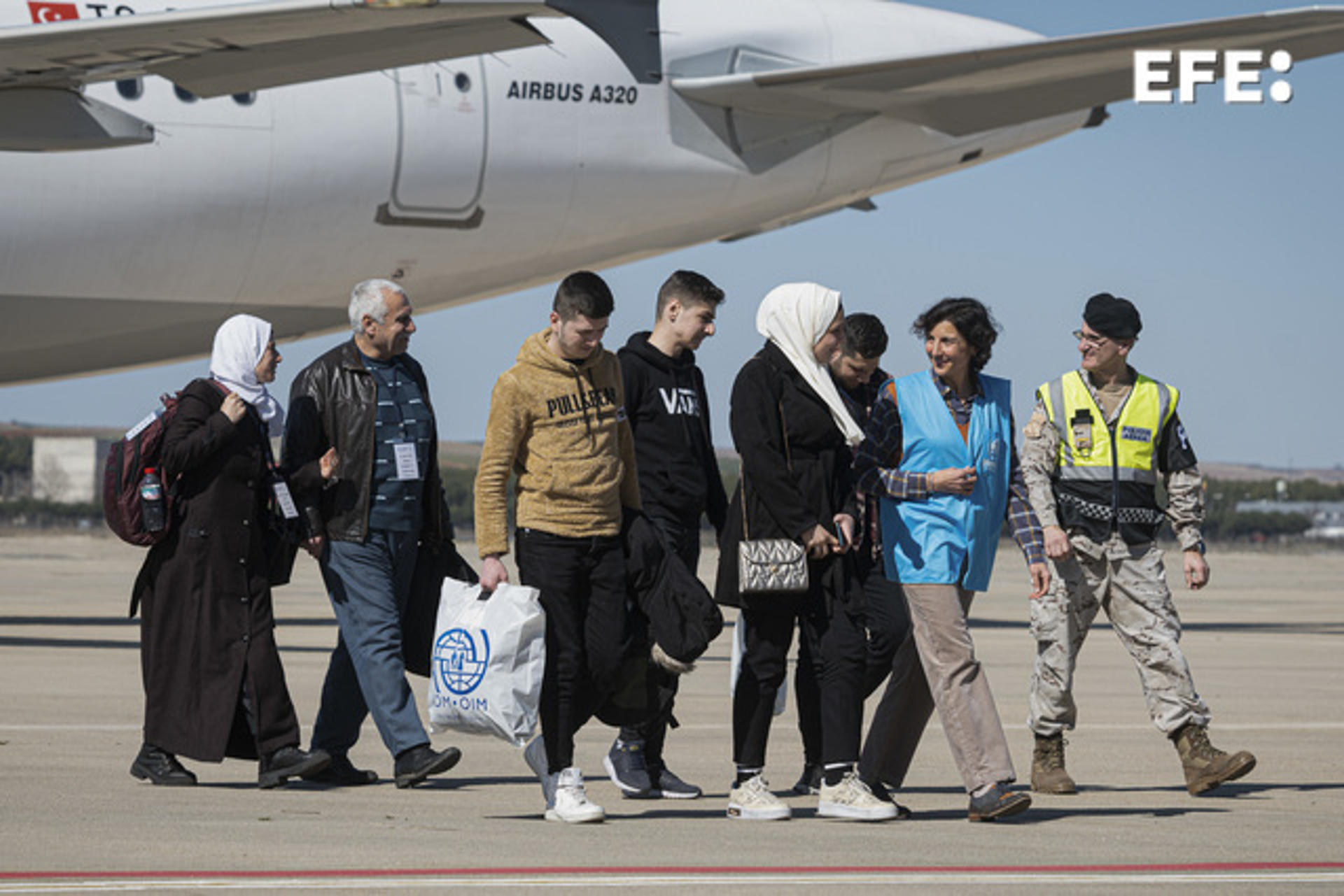 TORREJÓN DE ARDOZ (MADRID), 04/03/2023.- Llegada de ochenta y nueve refugiados sirios afectados por el terremoto que afectó a Turquía, procedentes de distintas zonas de ese país, que han aterrizado este sábado en la base aérea de Torrejón de Ardoz (Madrid) para ser acogidos por España. EFE/ Fernando Villar