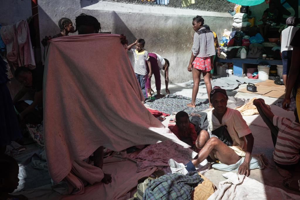 Fotografía de haitianos al interior de un refugio de desplazados, el 11 de marzo de 2023, en Puerto Príncipe (Haití). EFE/Johnson Sabin
