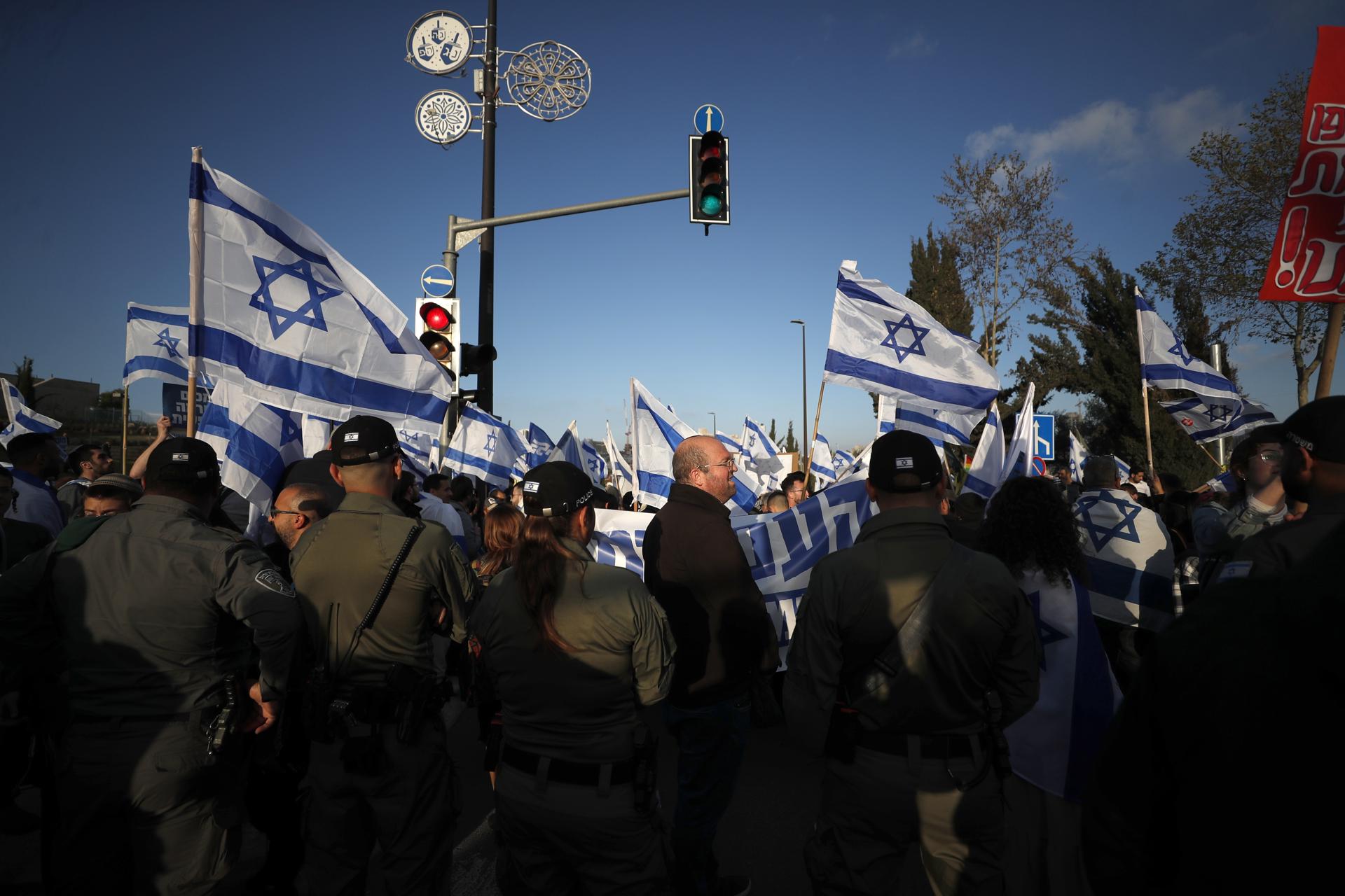 Israeli police try to separate Israeli Right-wing government supporters and anti-government protesters, as they gather outside the Knesset (the Parliament), ahead of mass protests in Jerusalem, Israel, 27 March 2023. EFE/EPA/ATEF SAFADI