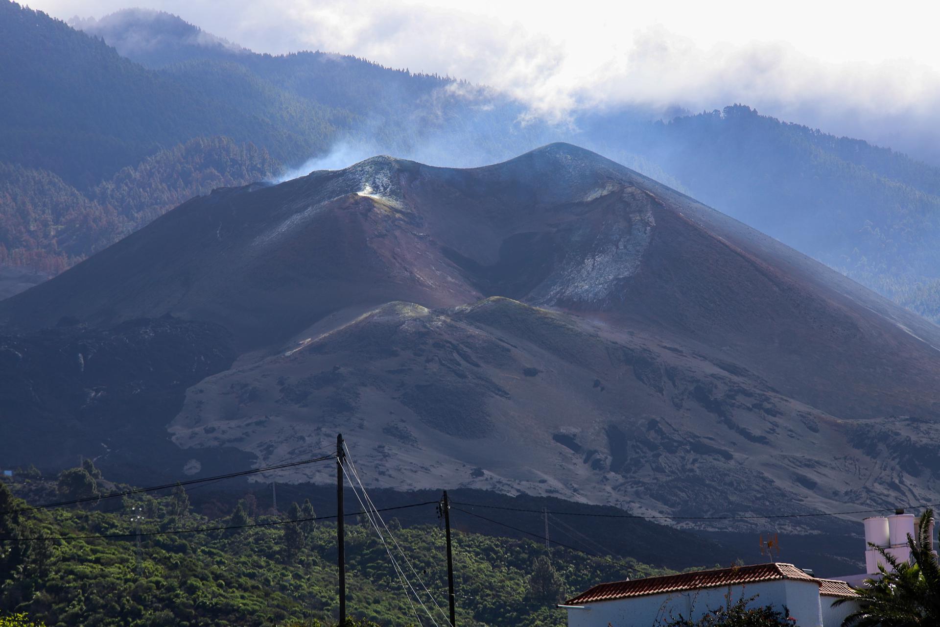 Imagen de archivo del proceso de desgasificación del volcán de La Palma, con el mar de nubes descendiendo por su cara sur. EFE / Luis G Morera