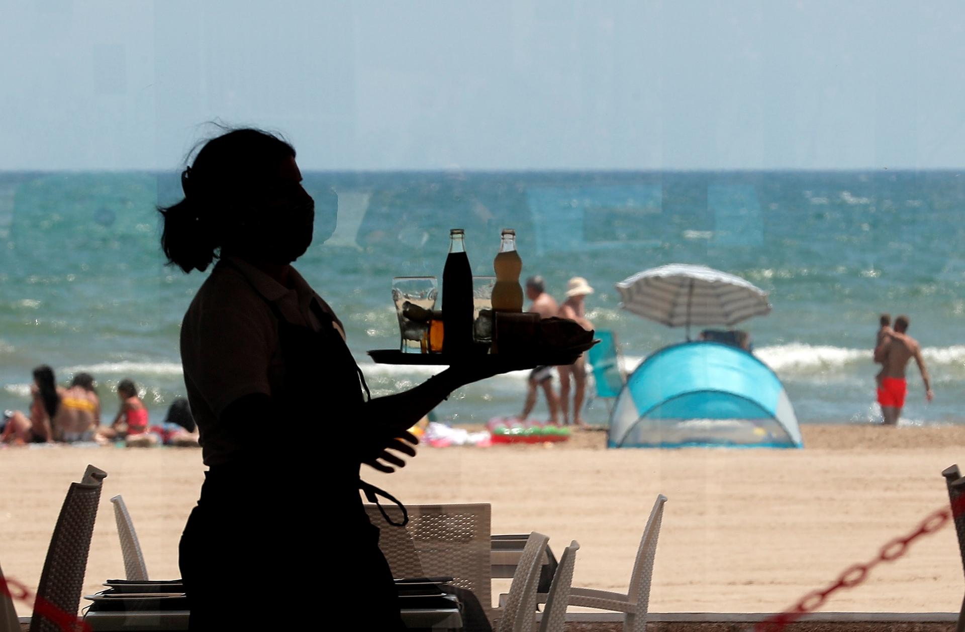 Imagen de archivo de una camarera en un restaurante de la playa de la Malvarrosa. EFE/Kai Försterling