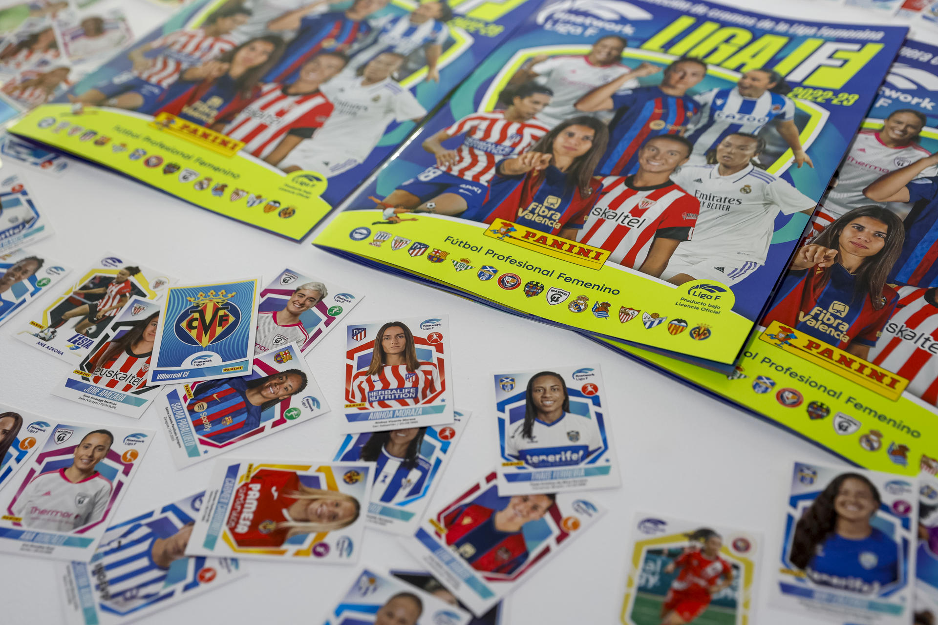 Presentación de la primera colección de cromos de la liga profesional femenina de fútbol en Madrid. EFE/ Daniel González