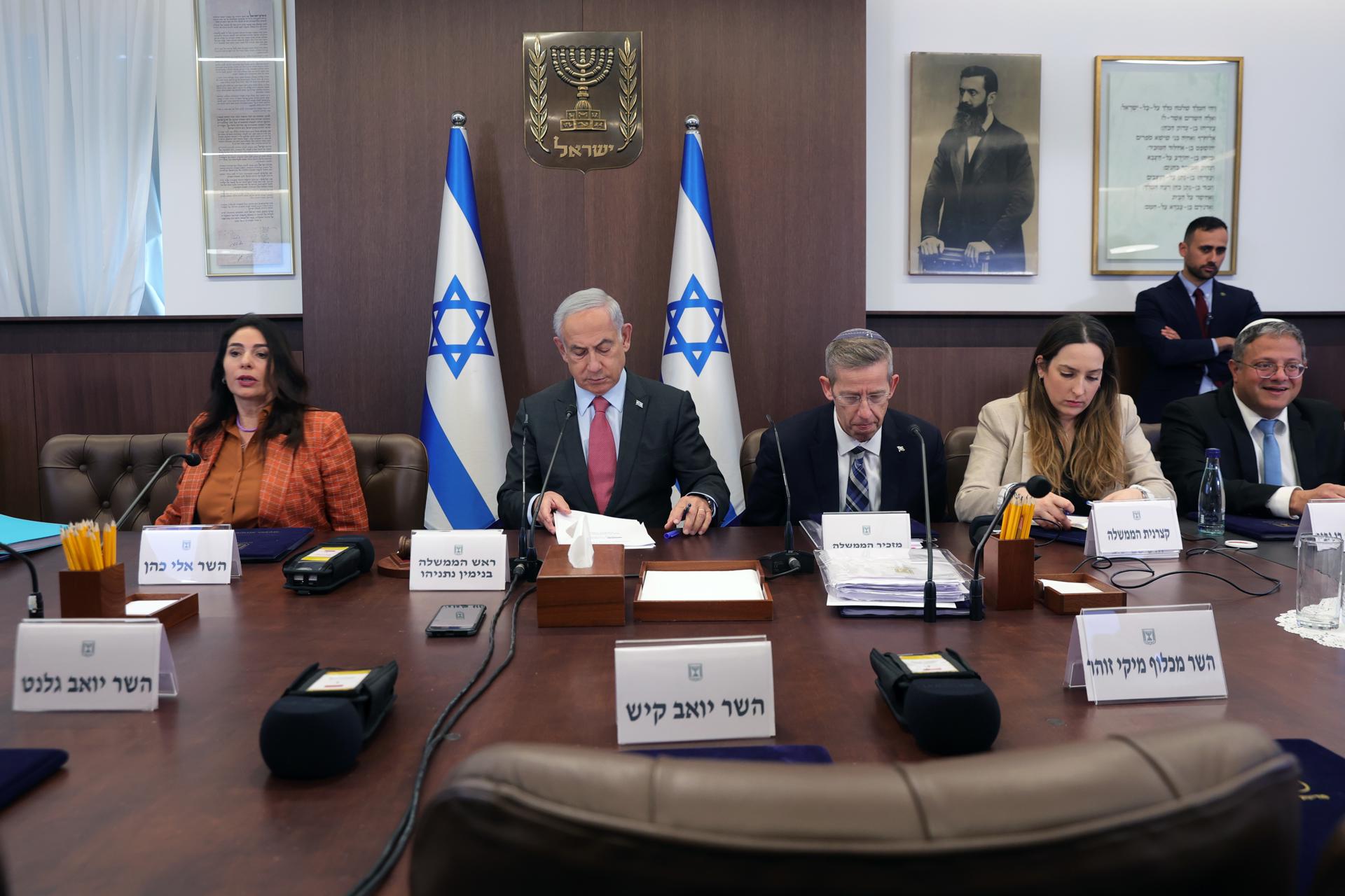 El primer ministro israelí, Benjamin Netanyahu, preside la reunión semanal de su gabinete. EFE/EPA/ABIR SULTAN / POOL