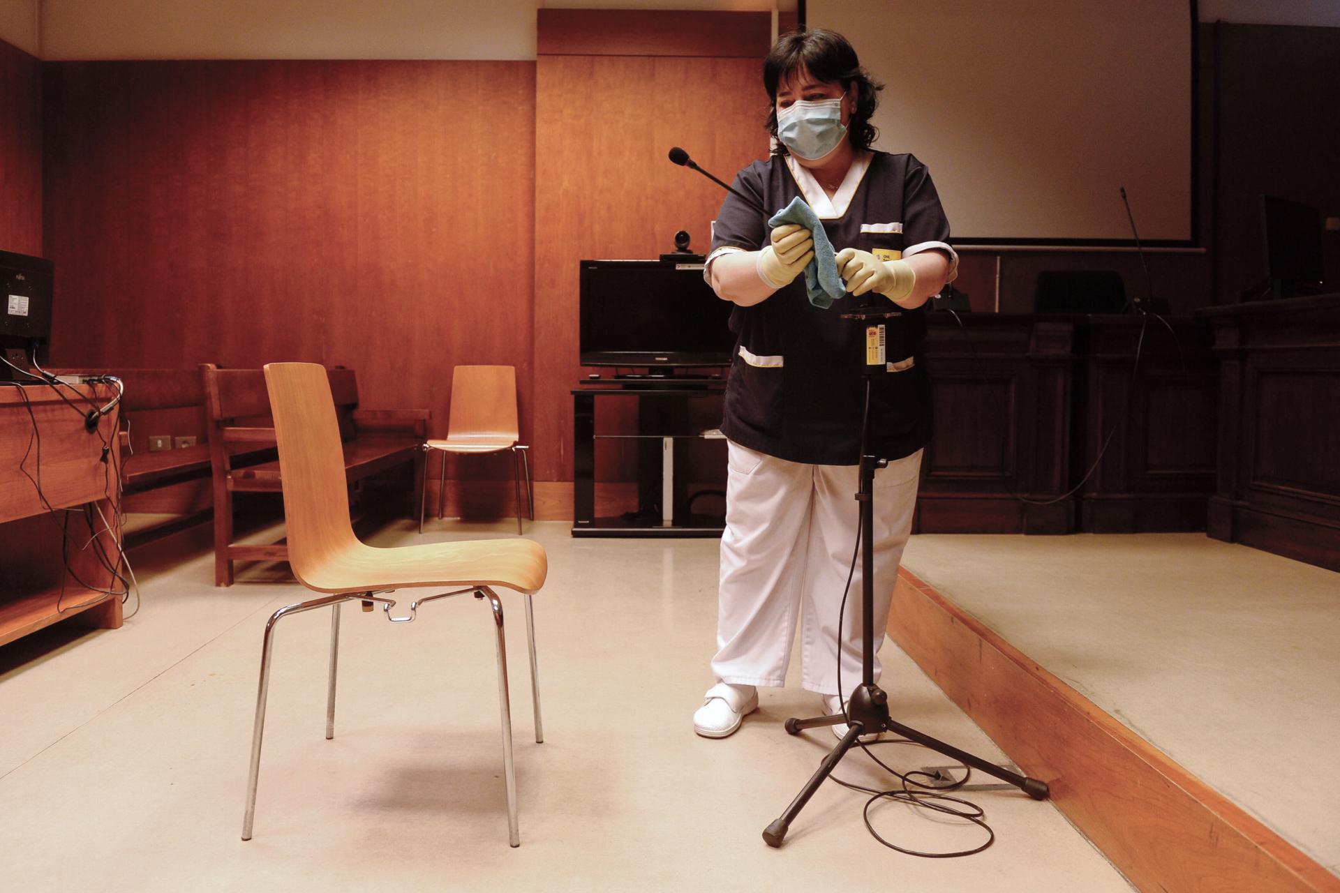Una limpiadora desinfecta una sala de vistas en un juzgado. EFE/Archivo