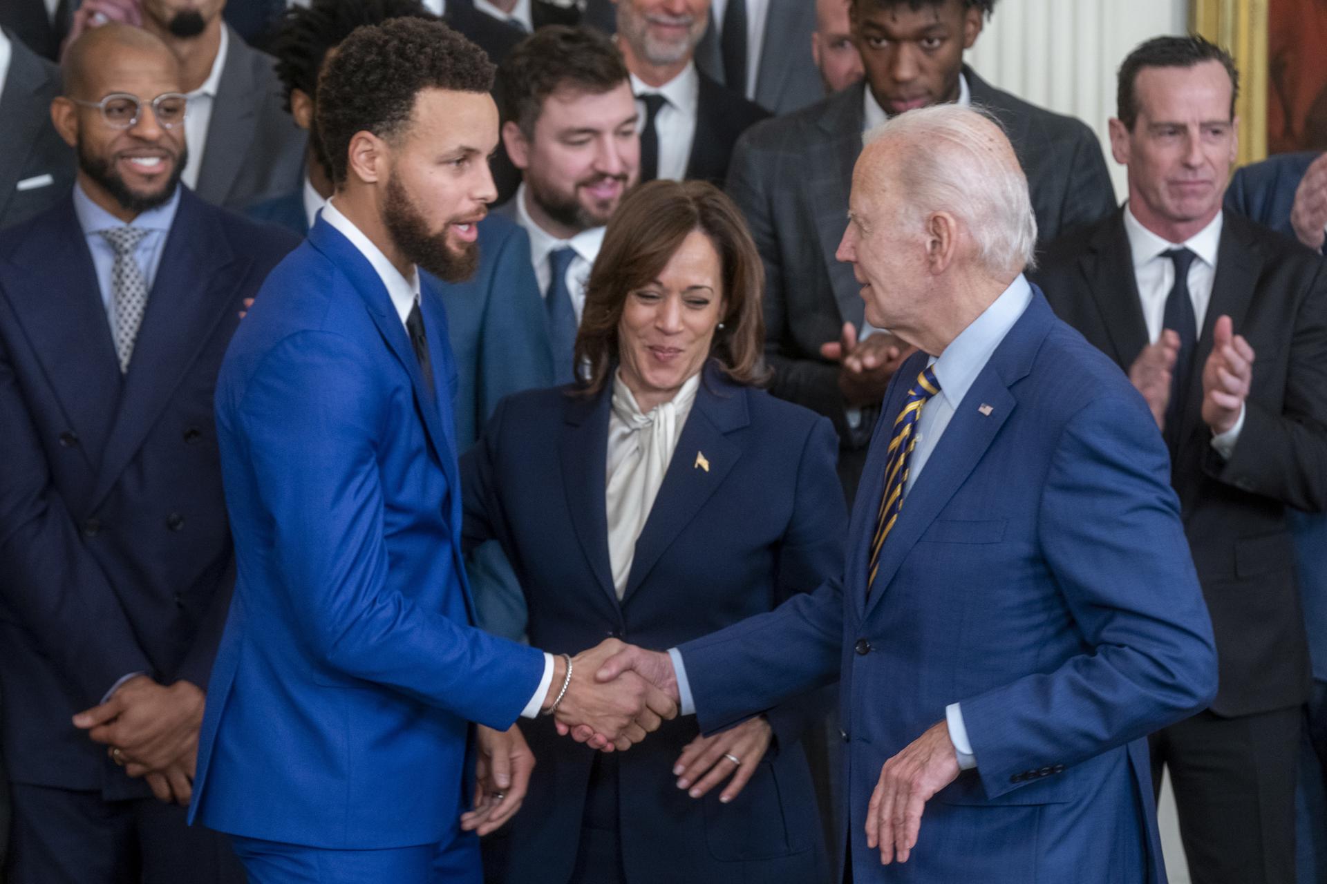 El presidente de EE.UU., Joe Biden (d), saluda a la estrella de los Golden State WarriorStephen Curry (i), en una fotografía de archivo. EFE/Shawn Thew