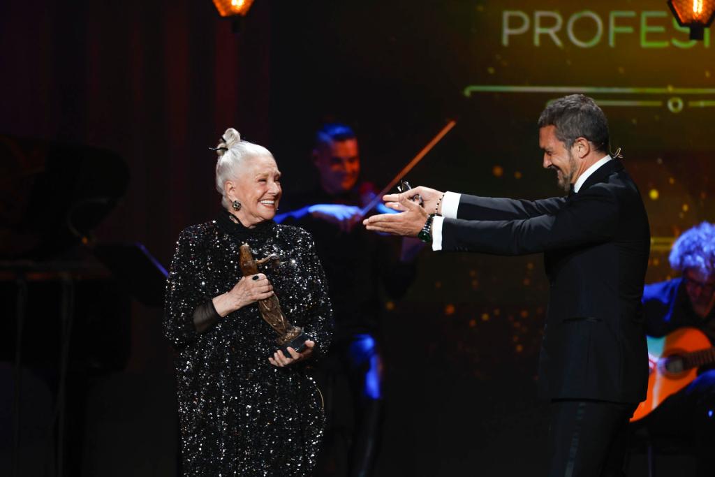 La actriz Lola Herrera recibe el Premio de Honor a la Trayectoria Profesional de manos del actor Antonio Banderas (d), durante la I edición de los Premios Talía que concede la Academia de las Artes Escénicas de España, este lunes en el Teatro Español de Madrid. EFE/ Juanjo Martin
