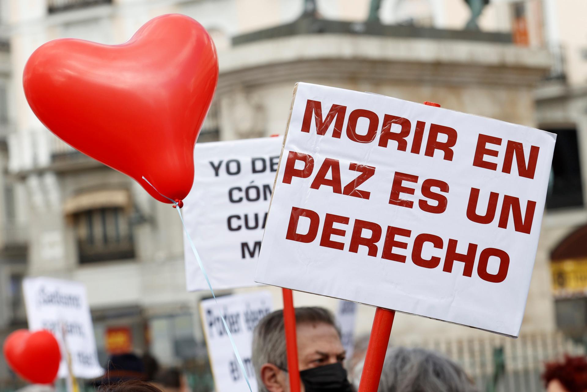 Miembros de la asociación Derecho a Morir Dignamente en una concentración en la Puerta del Sol a favor de la aprobación de la ley de eutanasia. EFE/ Chema Moya