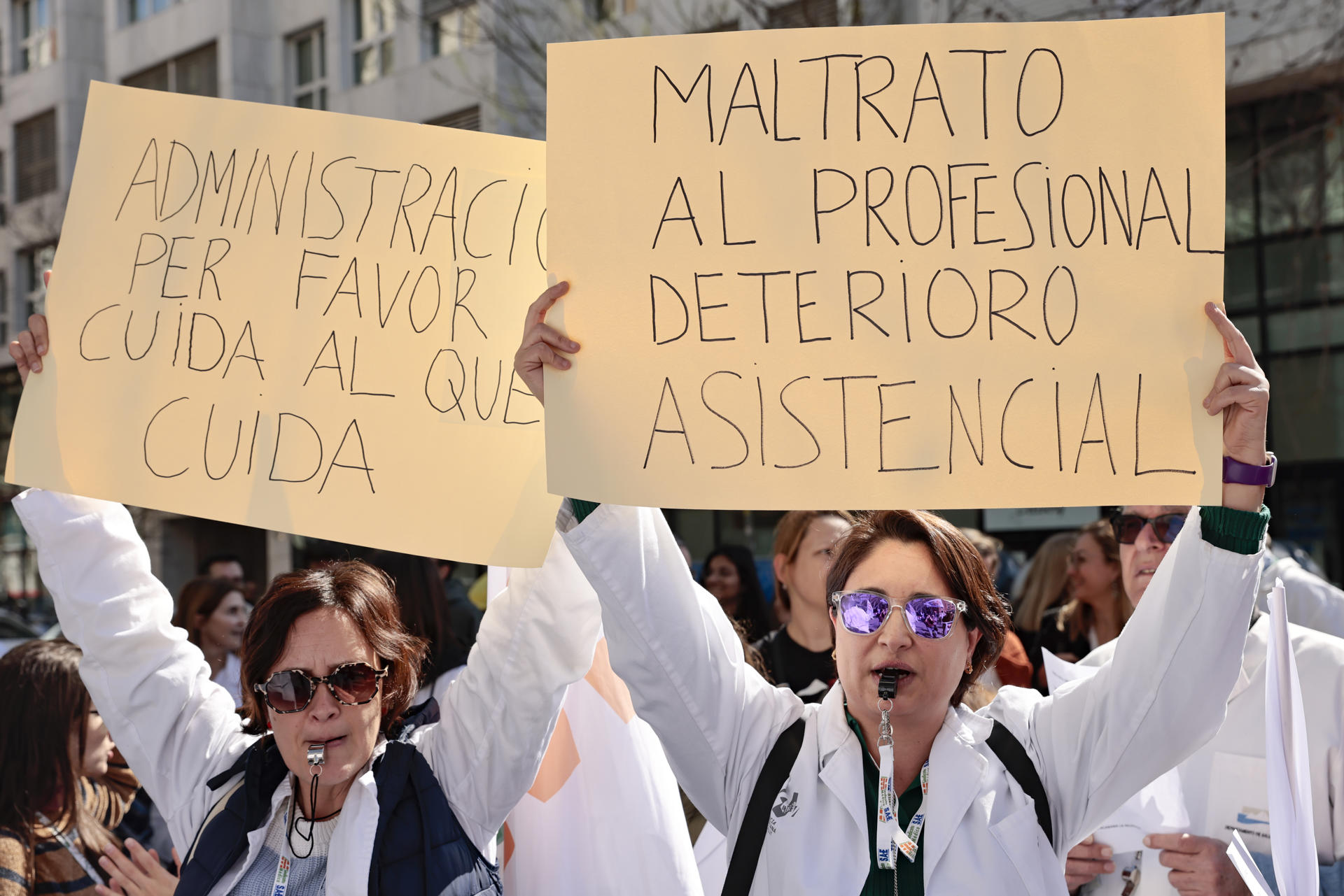 En la imagen, Concentración de los médicos participantes en la huelga, ante la Conselleria de Sanidad. EFE/Ana Escobar