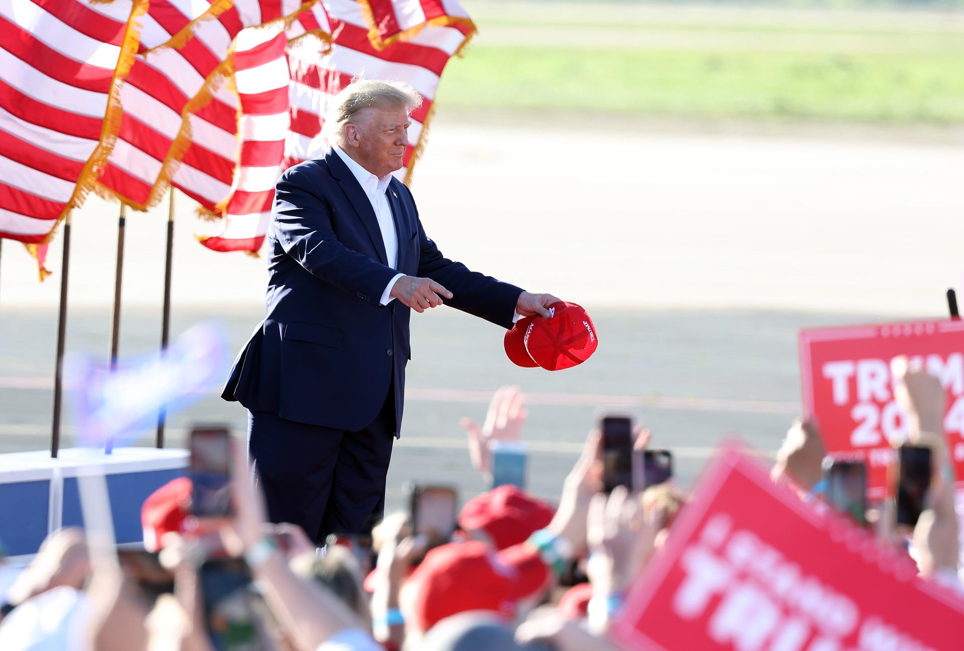 Former US President Donald Trump points to the crowd during his Make America Great Again Rally at the Waco Regional Airport Center in Waco, Texas, USA, 25 March 2023. EFE/EPA/ADAM DAVIS