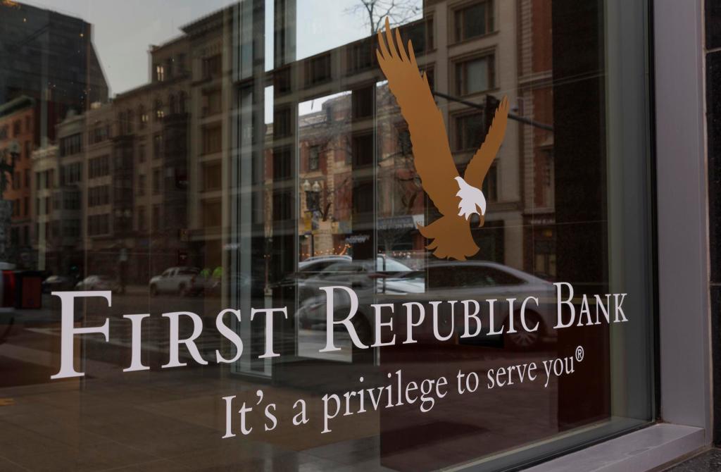 Detalle de un logo del banco estadounidense First Republic Bank en una de sus sedes en Boston (Massachusetts, EE.UU.). EFE/CJ Gunther