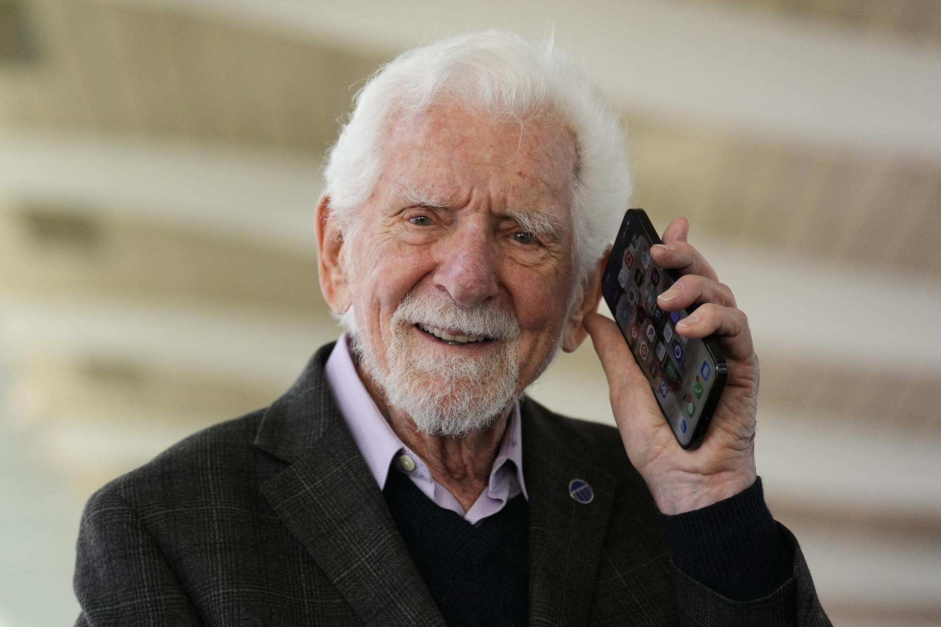 American engineer Martin Cooper, inventor of the cellphone, at the Mobile World Congress in Barcelona, Spain. EFE/Alejandro Garcia