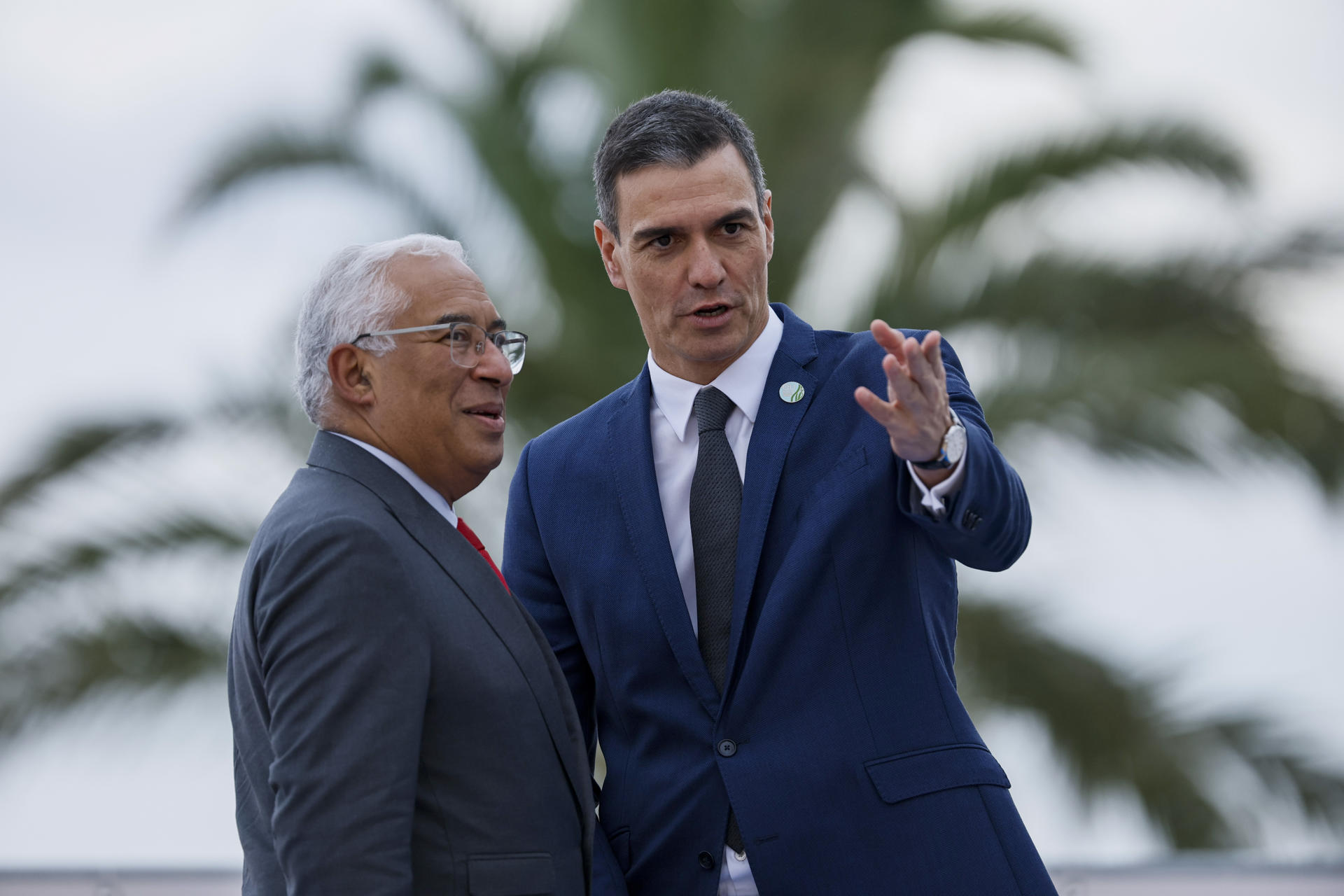Foto de archivo del presidente del Gobierno, Pedro Sanchez, y el presidente de Portugal, Antonio Costa (i), en un encuentro en Alicante. EFE/Biel Aliño