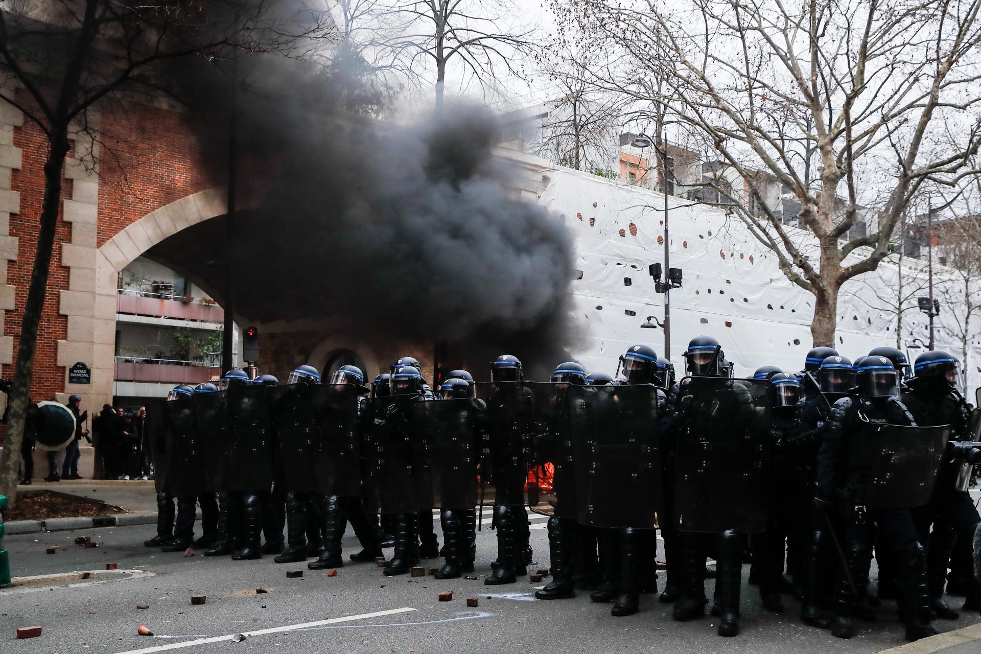 Police prepare to charge protesters during a new demonstration day against the government's reform of the pension system in Paris, France, 11 March 2023. EFE-EPA/TERESA SUAREZ