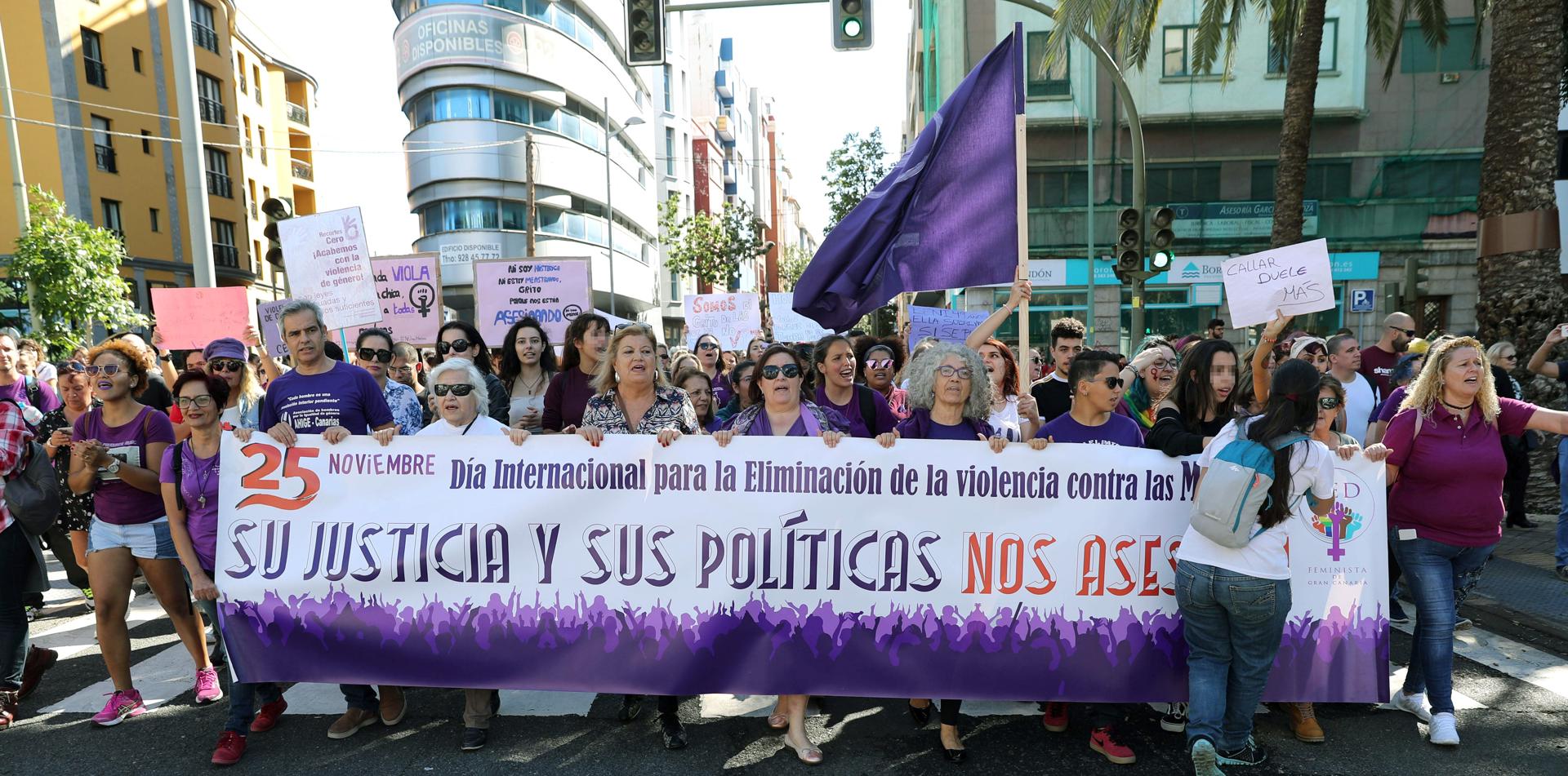Imagen de archivo de una manifestación en Las Palmas de Gran Canaria con motivo del Día Internacional para la eliminación de la violencia contra las mujeres. EFE/Elvira Urquijo A.