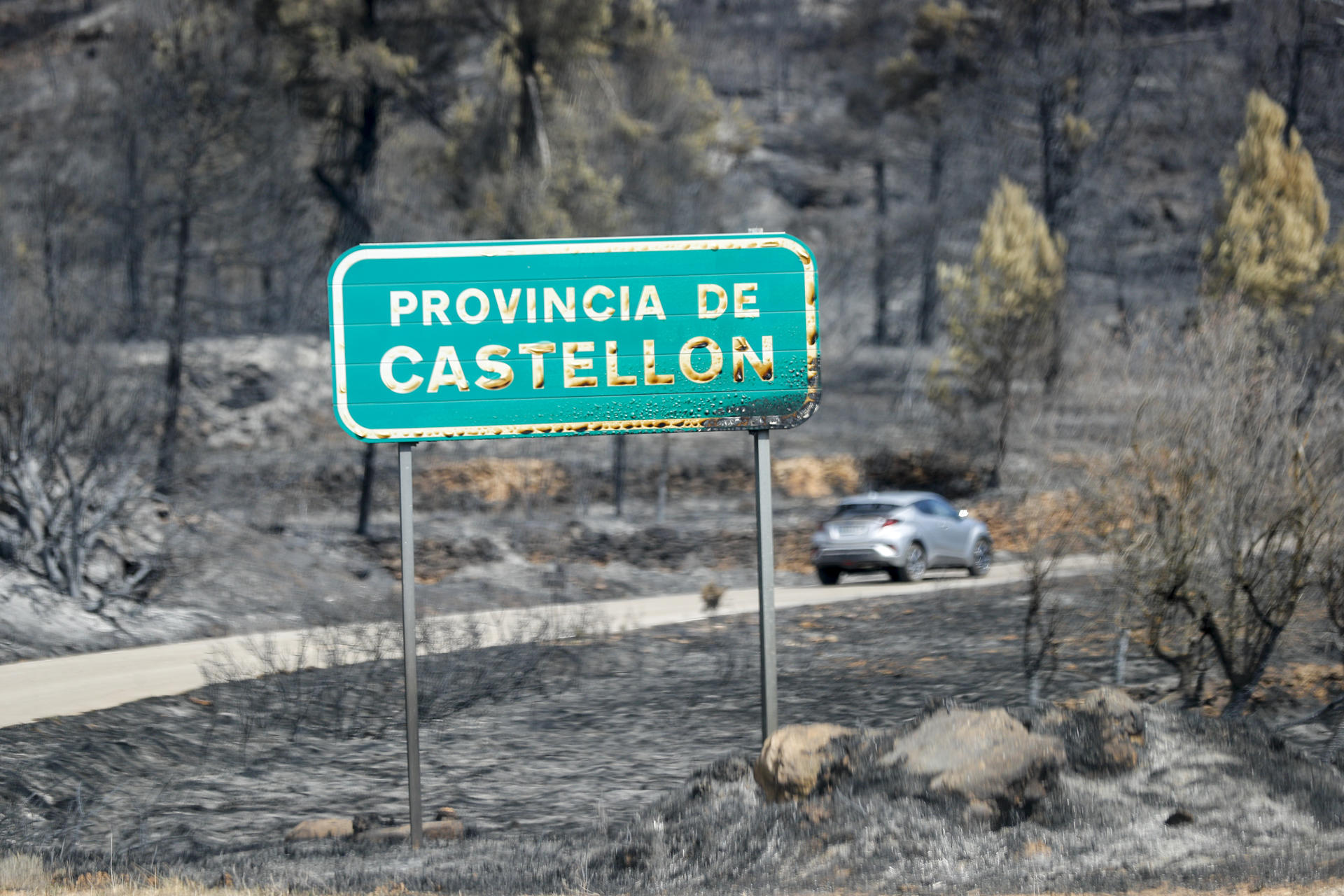 El incendio iniciado en Villanueva de Viver (Castellón) cumple una semana tras arrasar 4.700 hectáreas y con el temor a que el viento de poniente que se espera desde este jueves (con rachas de más de 70 kilómetros por hora y una humedad inferior al 20 %) ponga en riesgo los avances logrados en los últimos días en su extinción, que han permitido volver a sus casas a 200 de los 1.600 vecinos desalojados.EFE/ Manuel Bruque ///POOL///
