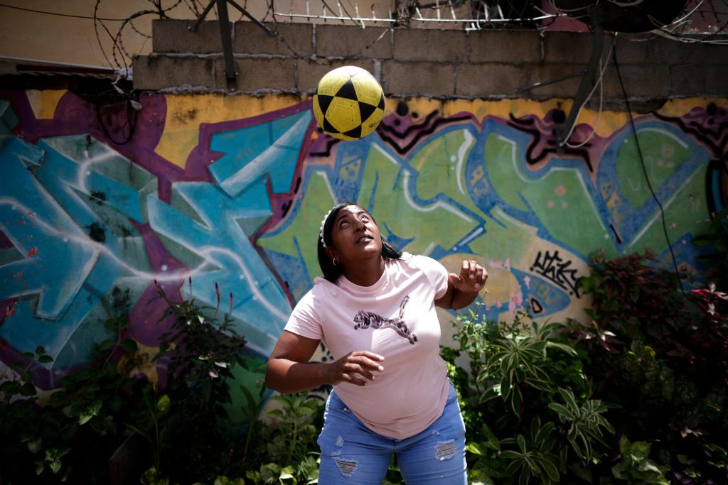 La entrenadora de la selección sub-20 femenina de Panamá Raiza Gutiérrez posa mientras juega con un balón durante una entrevista con EFE, el 22 de marzo de 2023, en el barrio de El Chorrillo en Ciudad de Panamá (Panamá). EFE/Bienvenido Velasco
