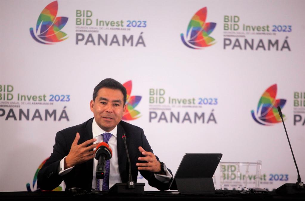 El economista jefe del Banco Interamericano de Desarrollo (BID), Eric Parrado, habla en una rueda de prensa hoy, en Ciudad de Panamá (Panamá). EFE/Carlos Lemos
