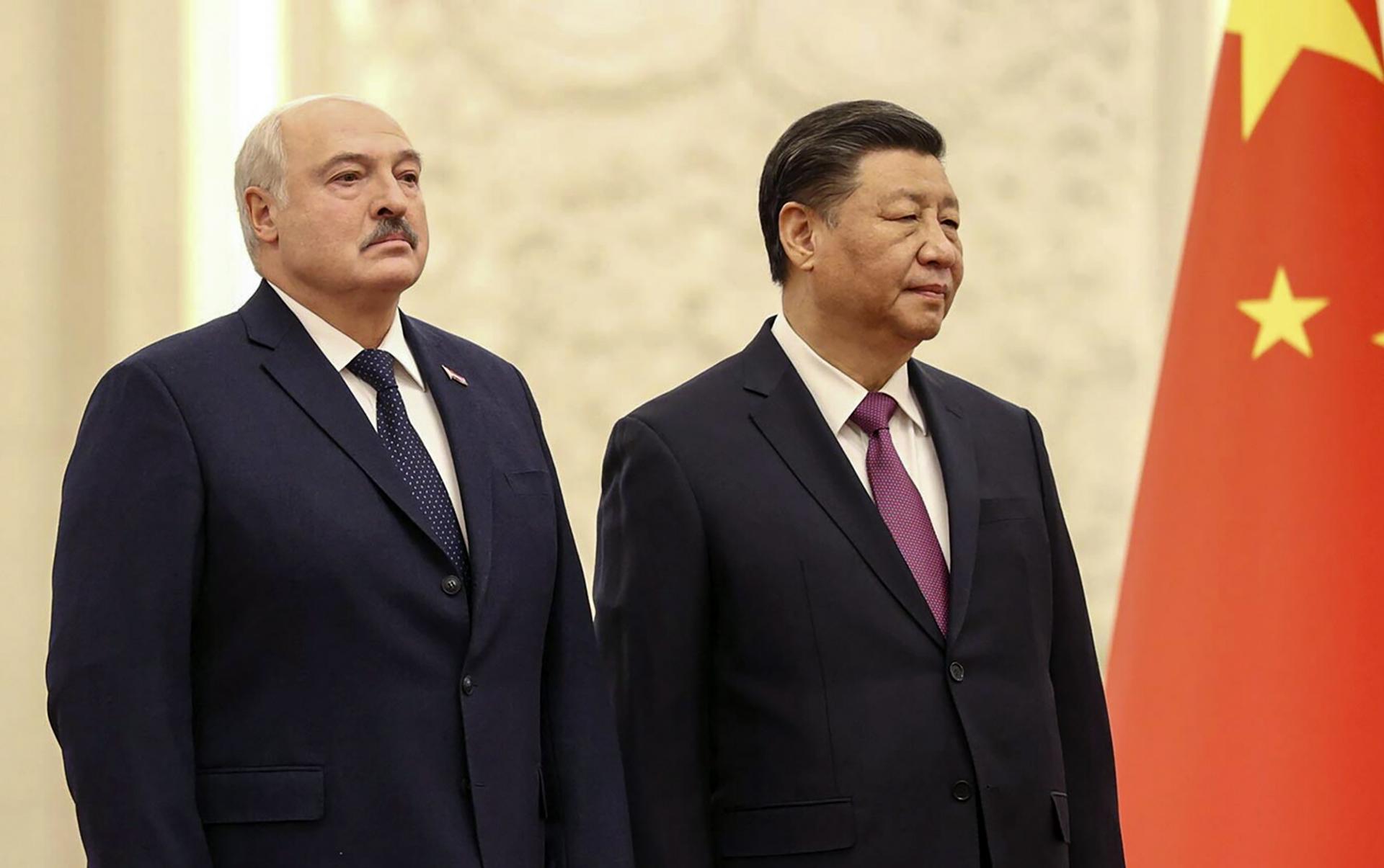 Beijing (China), 01/03/2023.- A handout photo made available by the Belarusian President Press service shows Belarusian President Aleksandr Lukashenko (L) and Chinese President Xi Jinping (R) attend a welcoming ceremony in Beijing, China, 01 March 2023. Lukashenko is on a state visit to China. EFE/EPA/BELARUS PRESIDENT PRESS SERVICE / HANDOUT HANDOUT EDITORIAL USE ONLY/NO SALES