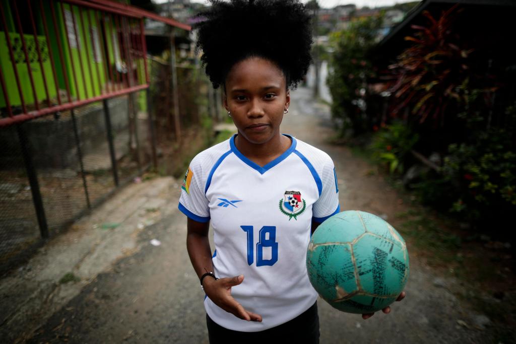 La futbolista panameña Erika Hernández posa para EFE mientras sostiene un balón, el 4 de marzo de 2023, en el barrio Samaria de Ciudad de Panamá (Panamá). EFE/ Bienvenido Velasco
