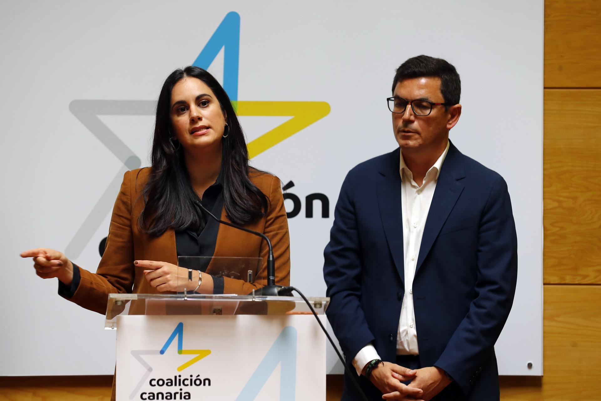 Foto tomada en abril de 2022, de la diputada Vidina Espino junto con el parlamentario Pablo Rodríguez, secretario general de Coalición Canaria en Gran Canaria. EFE/ Elvira Urquijo A.