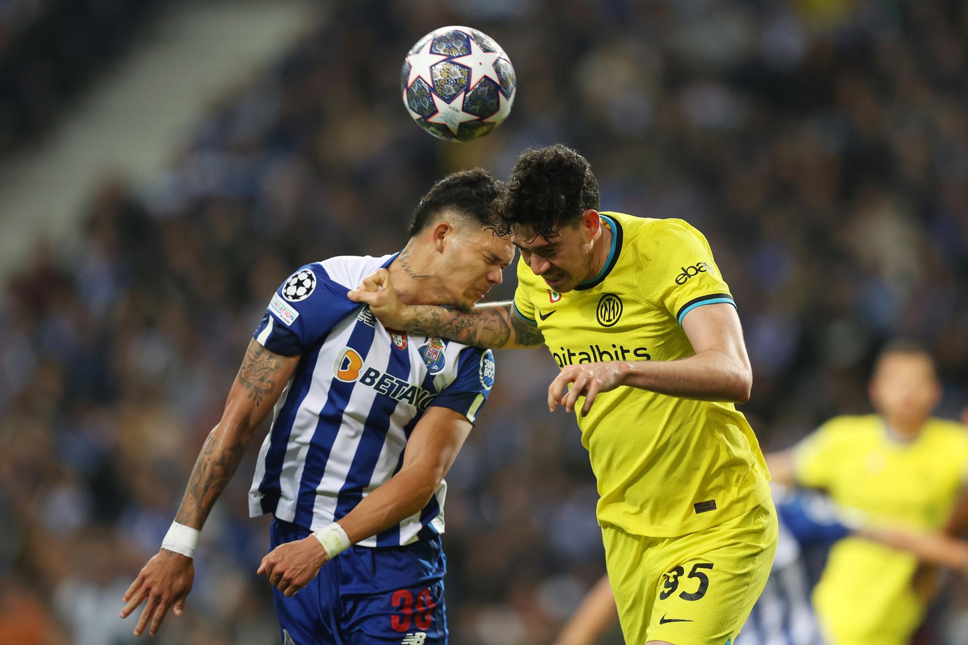 FC Porto's Evanilson (L) in action against Inter Milan's Alessandro Bastoni during the UEFA Champions League round of 16 second leg in Porto, Portugal, on 14 March 2023. EFE/EPA/JOSE COELHO
