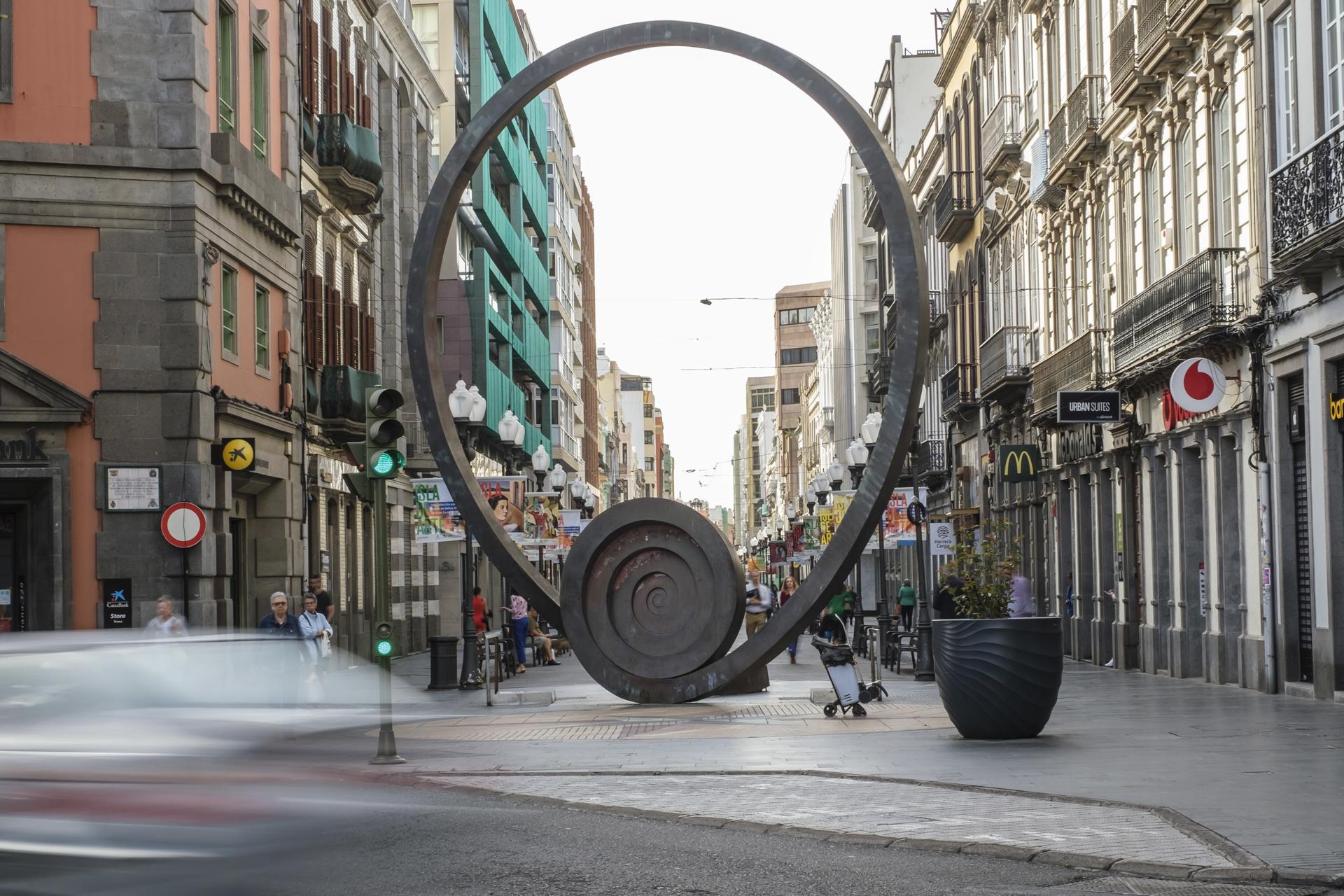 Escultura "Espiral del viento", ubicada en la calle mayor de Triana, en el centro de la Las Palmas de Gran Canaria. EFE/Angel Medina G.
