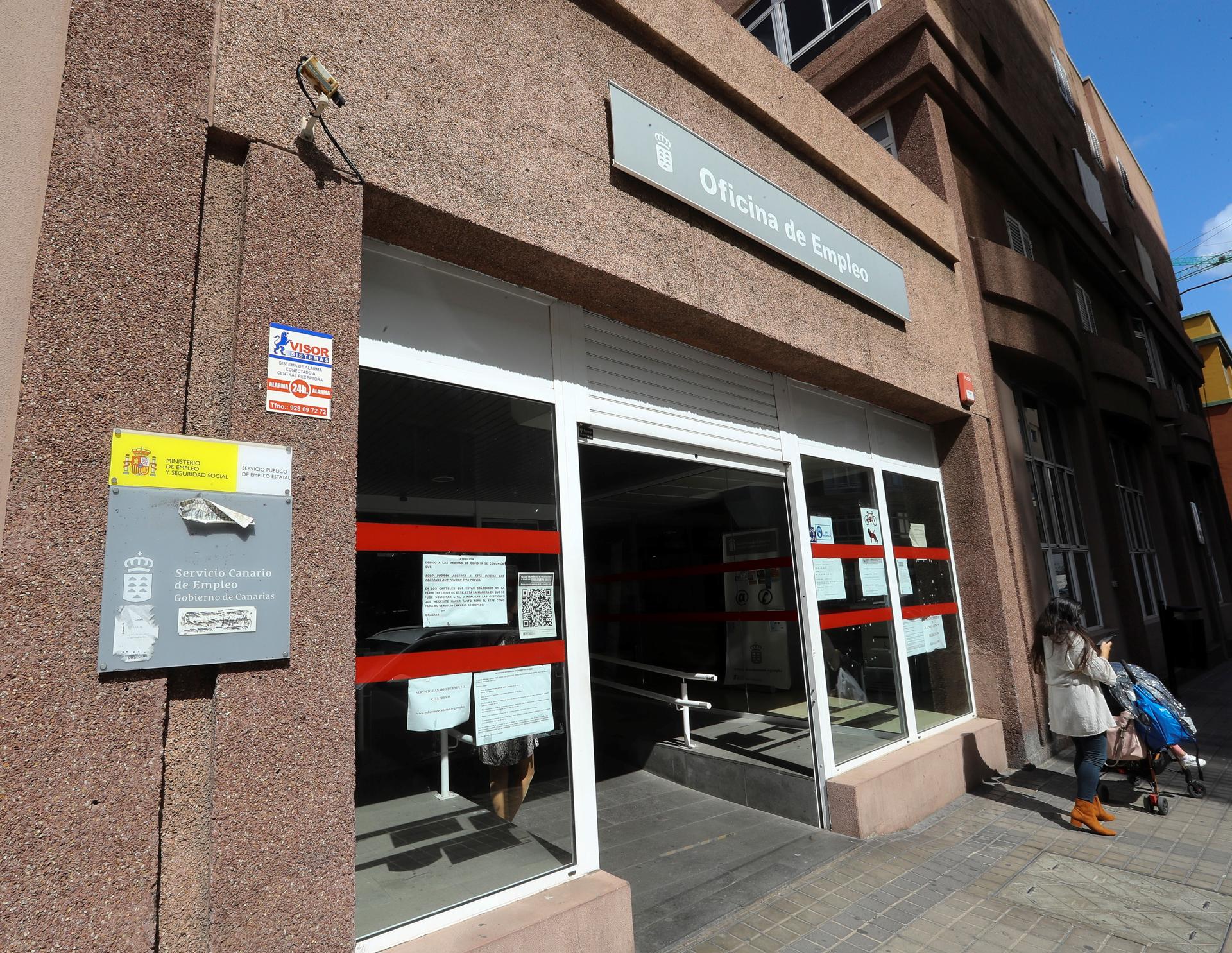 Foto de archivo de una oficina de empleo en Las Palmas de Gran Canaria. EFE/Elvira Urquijo A.