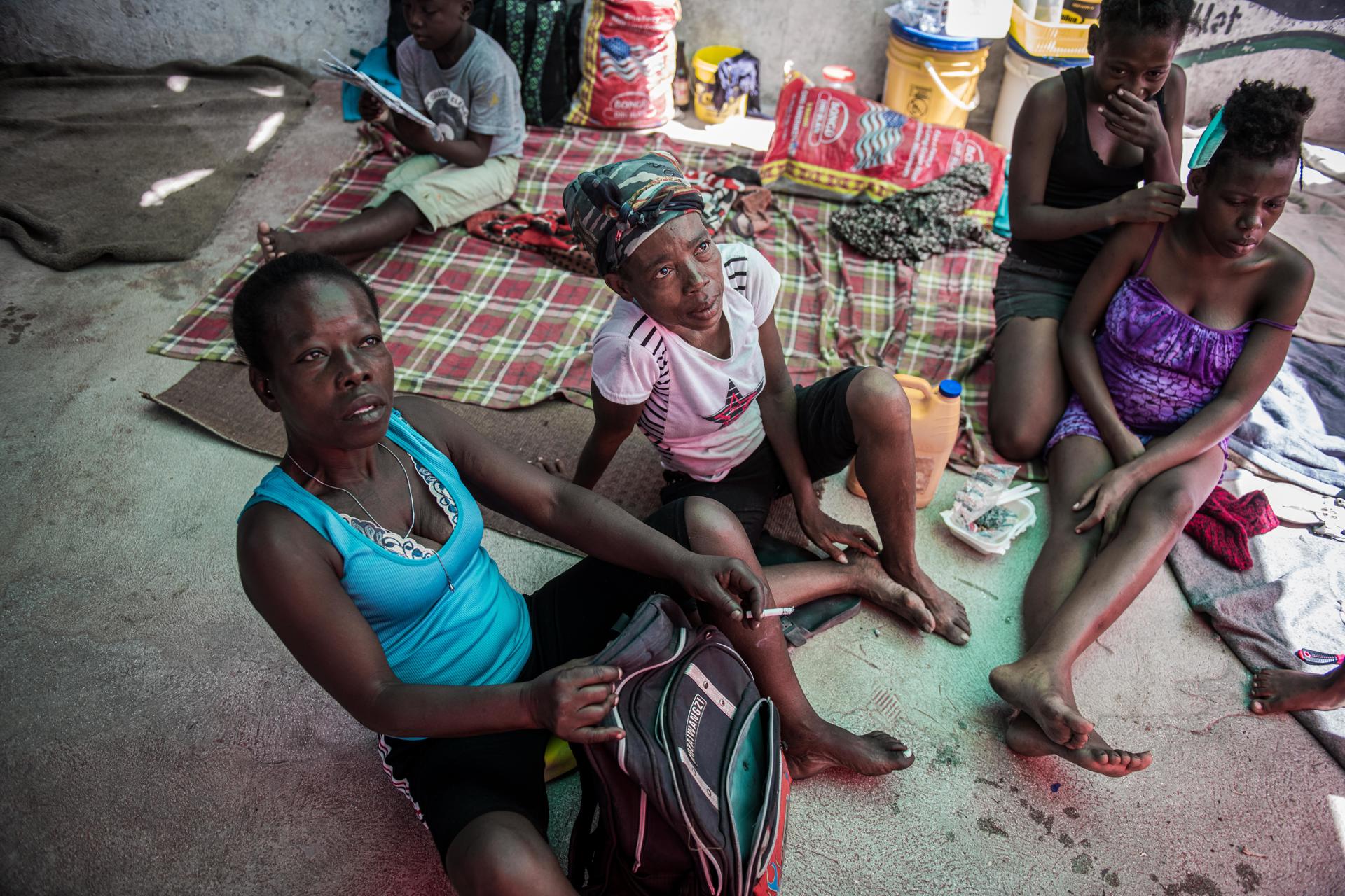 Mujeres conversan al interior de un campo de desplazados, el 11 de marzo de 2023, en Puerto Príncipe (Haití). EFE/Johnson Sabin