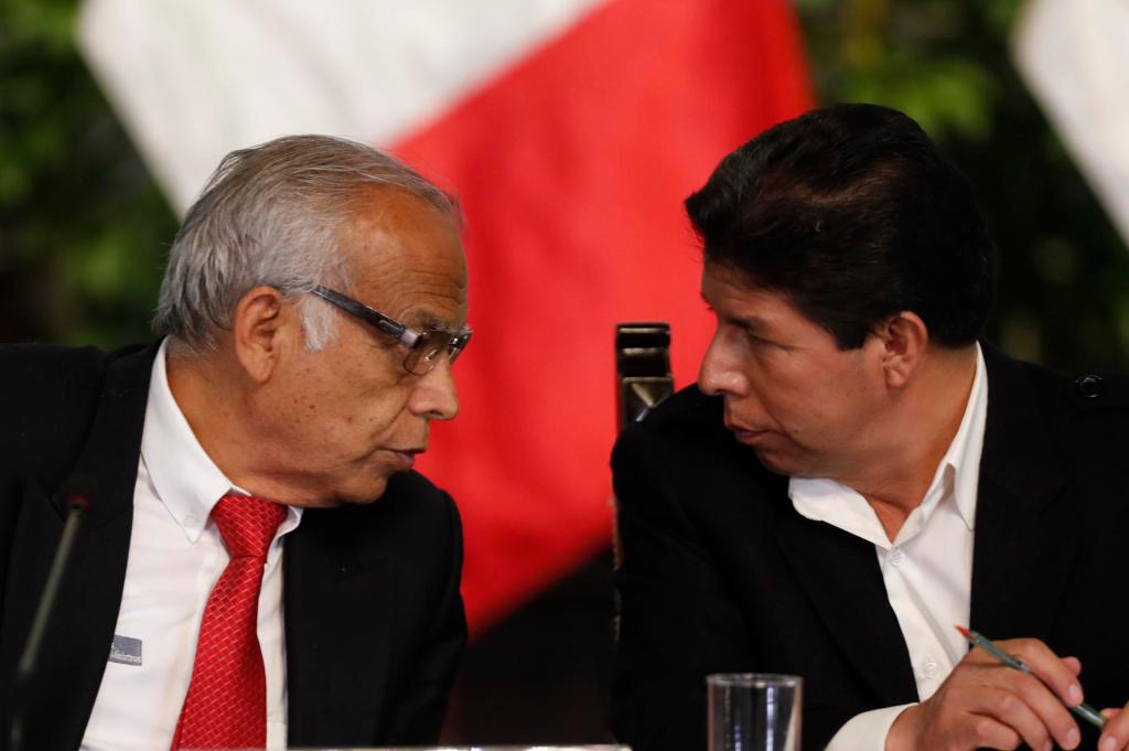 El expresidente de Perú Pedro Castillo (d), conversa con su ex primer ministro Anibal Torres, en una fotografía de archivo. EFE/Paolo Aguilar
