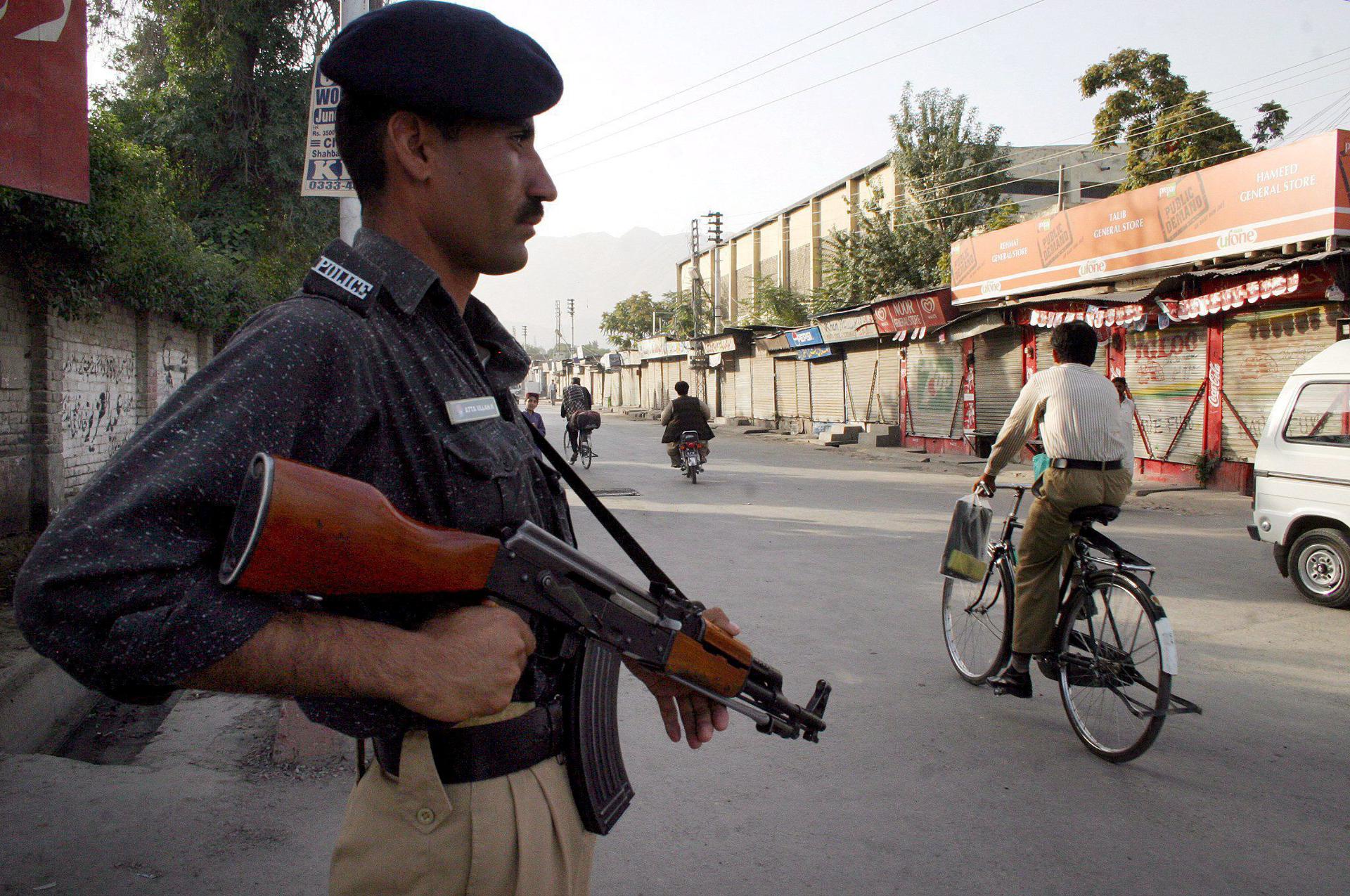 A file picture of a policeman standing guard at a street in Quetta, the capital of Balochistan province in Pakistan. EFE/FILE/Waheed Khan