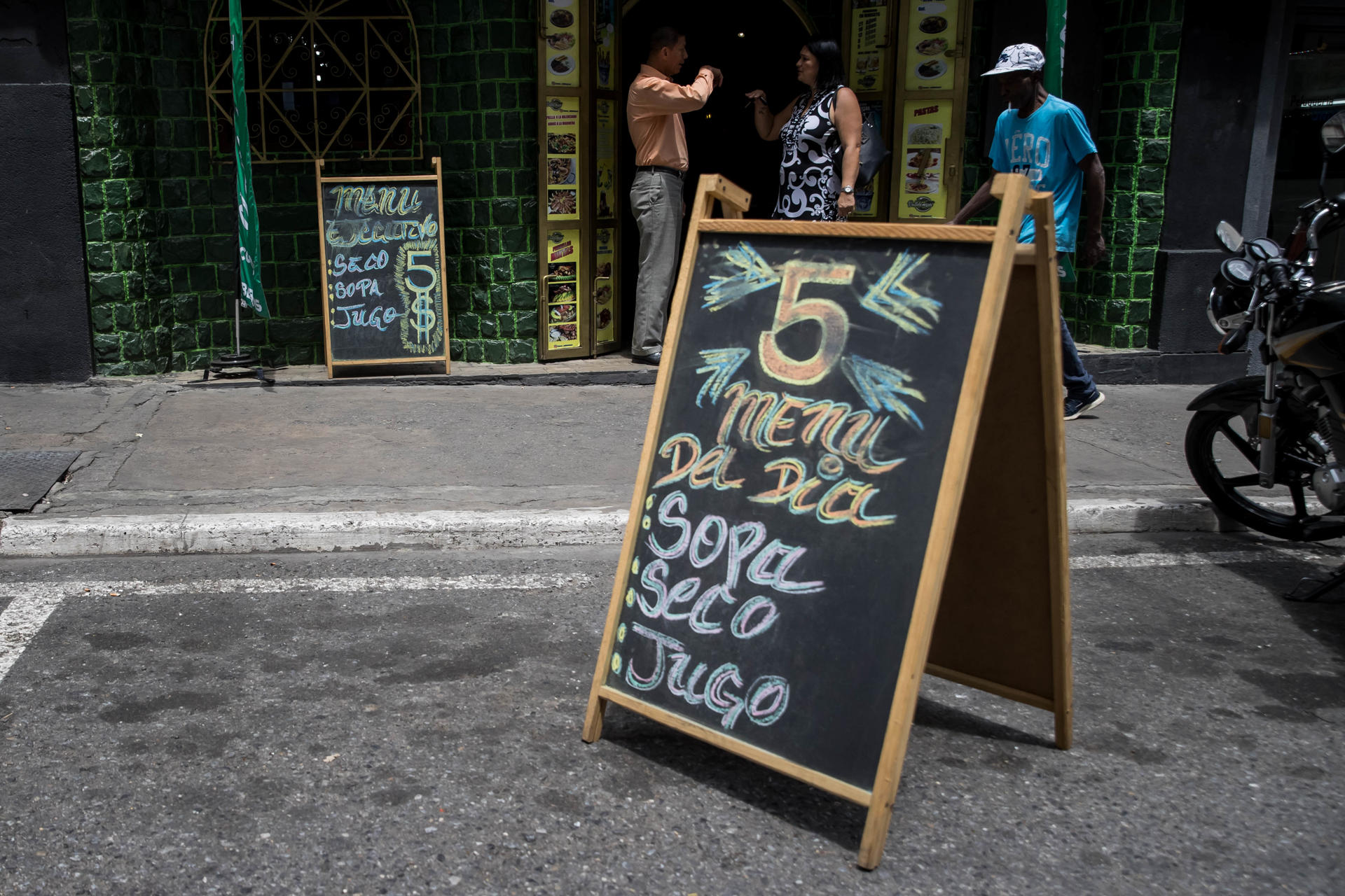 Registro de un letrero con el precio de promociones en un restaurante, en Caracas (Venezuela). EFE/Miguel Gutierrez