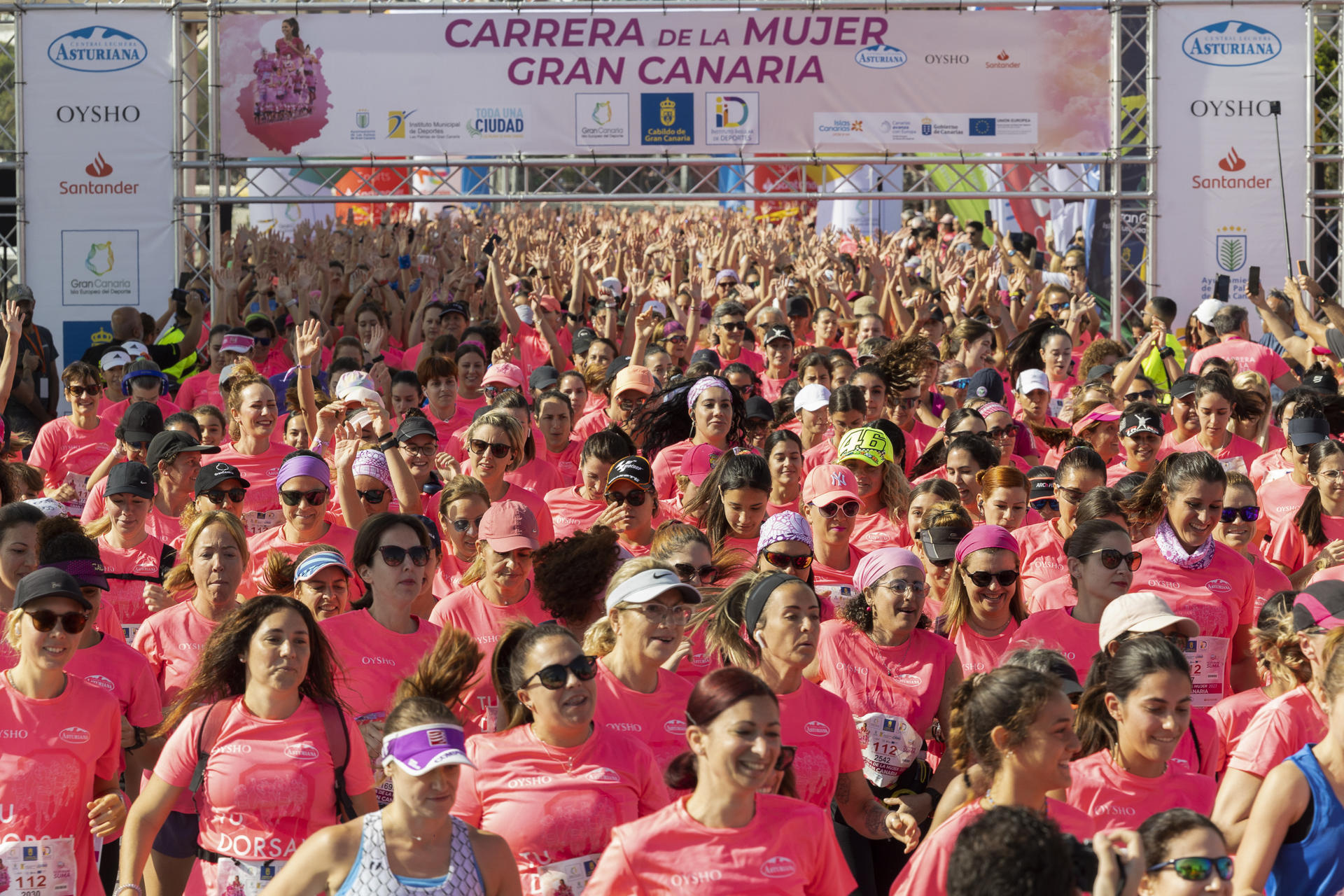 Vista de la carrera de la mujer que desde la Plaza de Canarias hasta el Auditorio Alfredo Kraus este domingo en Las Palmas de Gran Canaria. EFE/Quique Curbelo