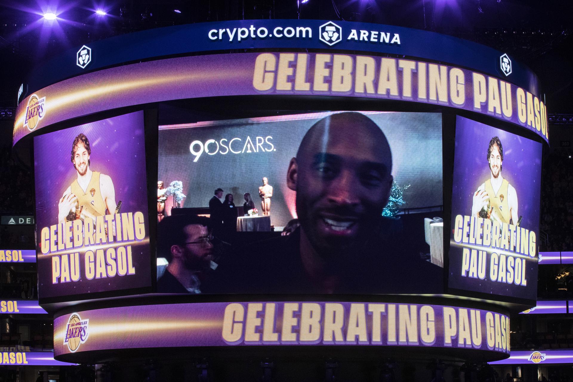 Proyección del video del difunto jugador de la NBA Kobe Bryant durante la ceremonia de retirada de la camiseta de Pau Gasol celebrada el pasado martes, 7 de marzo, en el estadio de los Angeles Lakers el Crypto.com Arena en Los Ángeles, California, EE. UU..