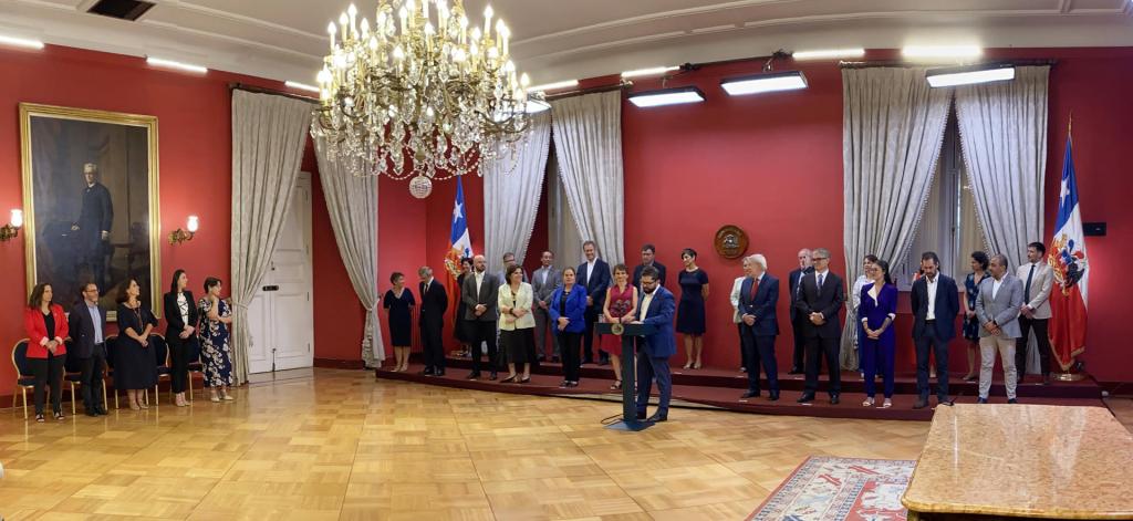 El presidente de Chile, Gabriel Boric, habla durante una ceremonia de nombramiento de nuevos miembros de su gabinete, hoy, en el palacio de La Moneda, en Santiago (Chile). EFE/Elvis González

