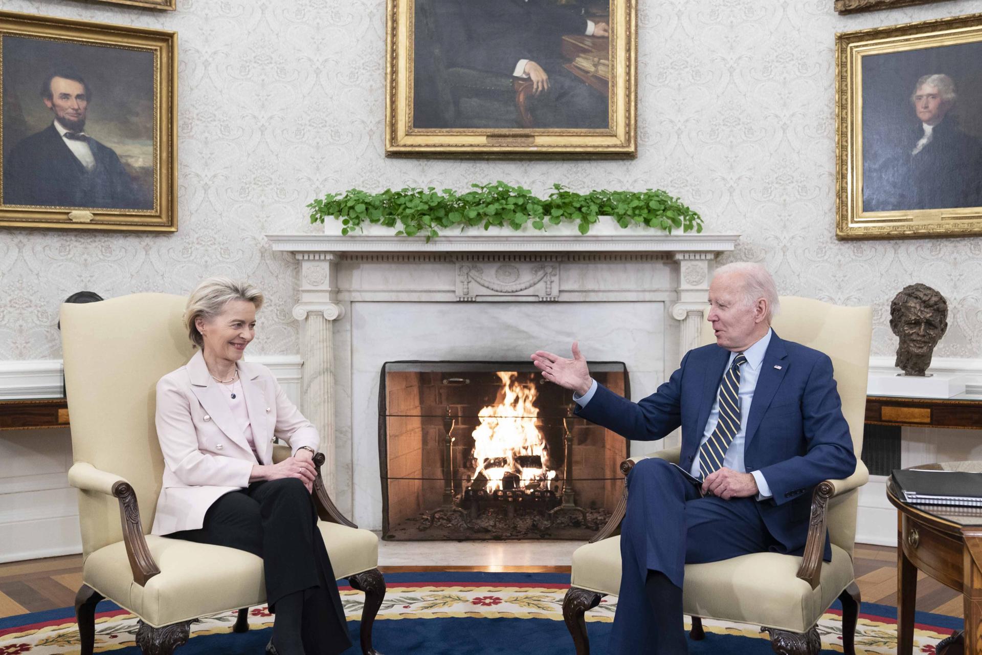 La presidenta de la Comisión Europea (CE), Ursula von der Leyen (i), se reúne con el presidente de EE.UU., Joe Biden (d), este 10 de marzo de 2023, en la Casa Blanca, Washington. EFE/Bonnis Cash/Pool