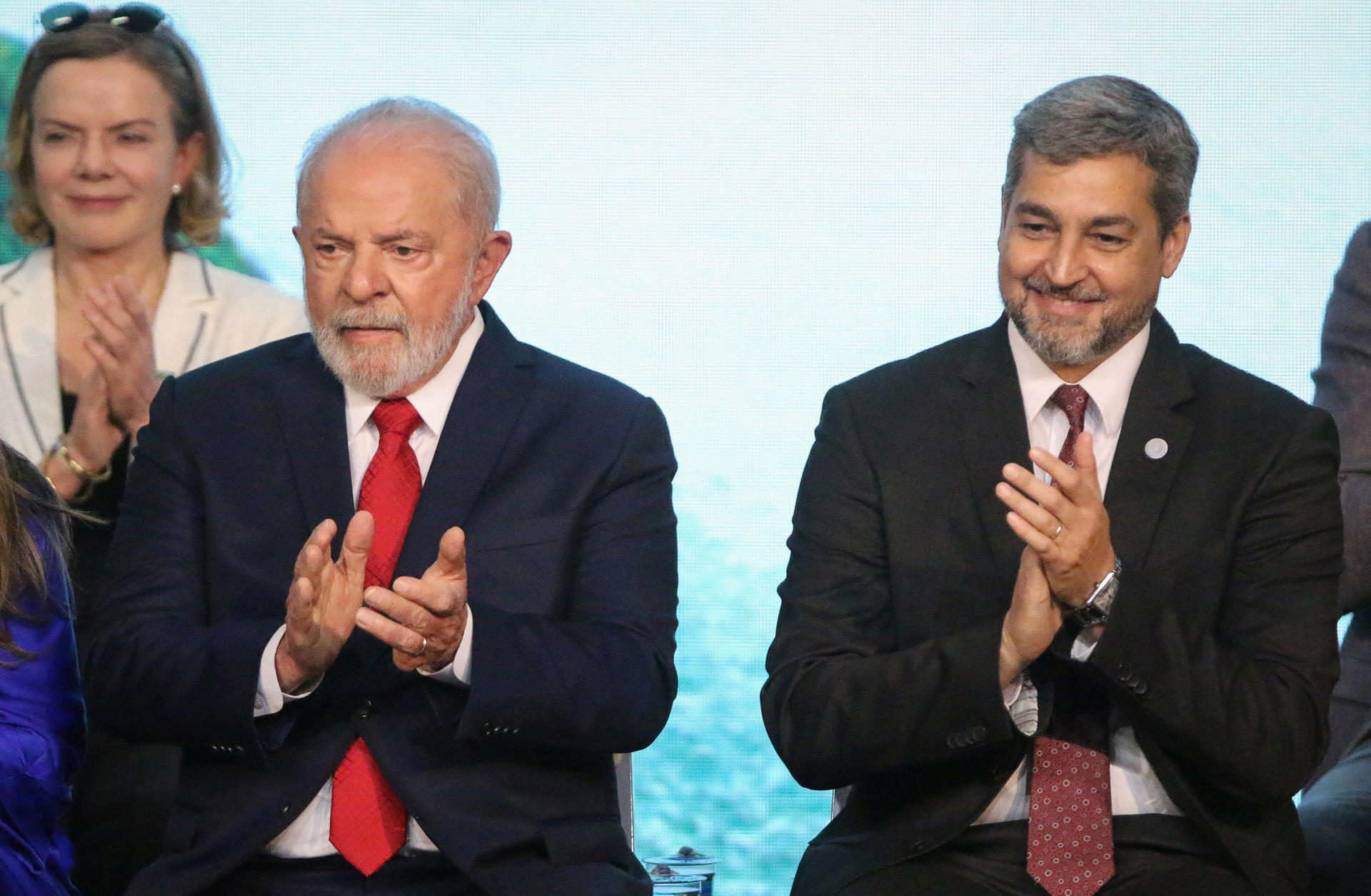 El presidente de Brasil, Luiz Inácio Lula da Silva (i), y el presidente de Paraguay, Mario Abdo Benítez, participan en un evento de la hidroeléctrica Itaipú hoy, en Foz de Iguazú (Brasil). EFE/Rubén Peña