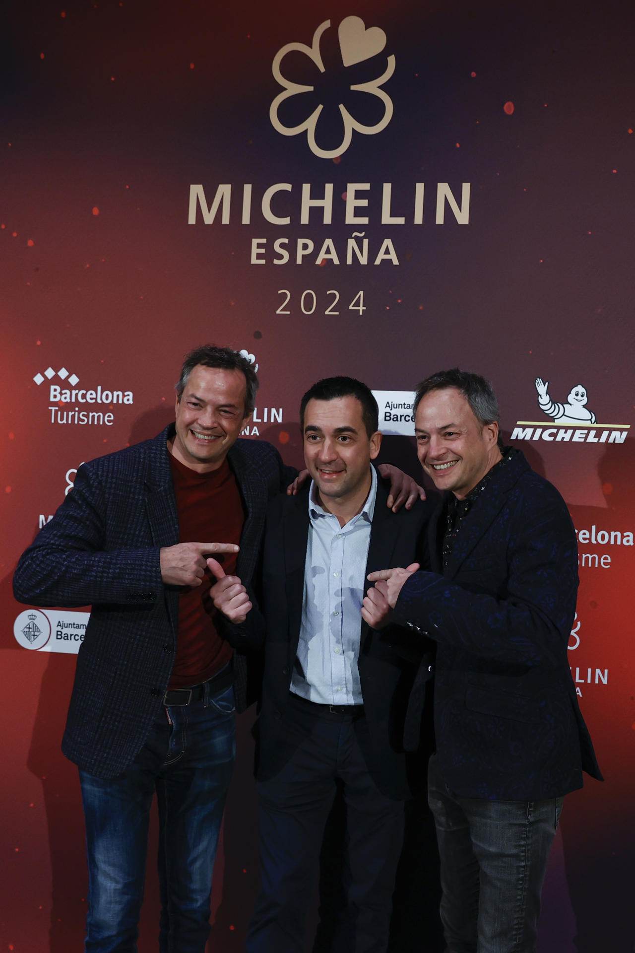Los chefs Paolo Casagrande y los hermanos Sergio (i) y Javier (d) Torres, durante el acto de la guía gastronómica Michelin en la que se ha anunciado que la gala de entrega de las estrellas a los restaurantes de la popular guía Michelin 2024 tendrá lugar en Barcelona el próximo mes de noviembre.