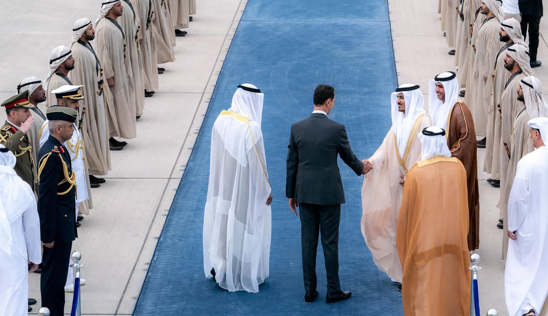 El presidente emiratí, Mohamed bin Zayed y el sirio, Bachar al Asad, durante la visita oficial hoy a Emiratos Árabes.