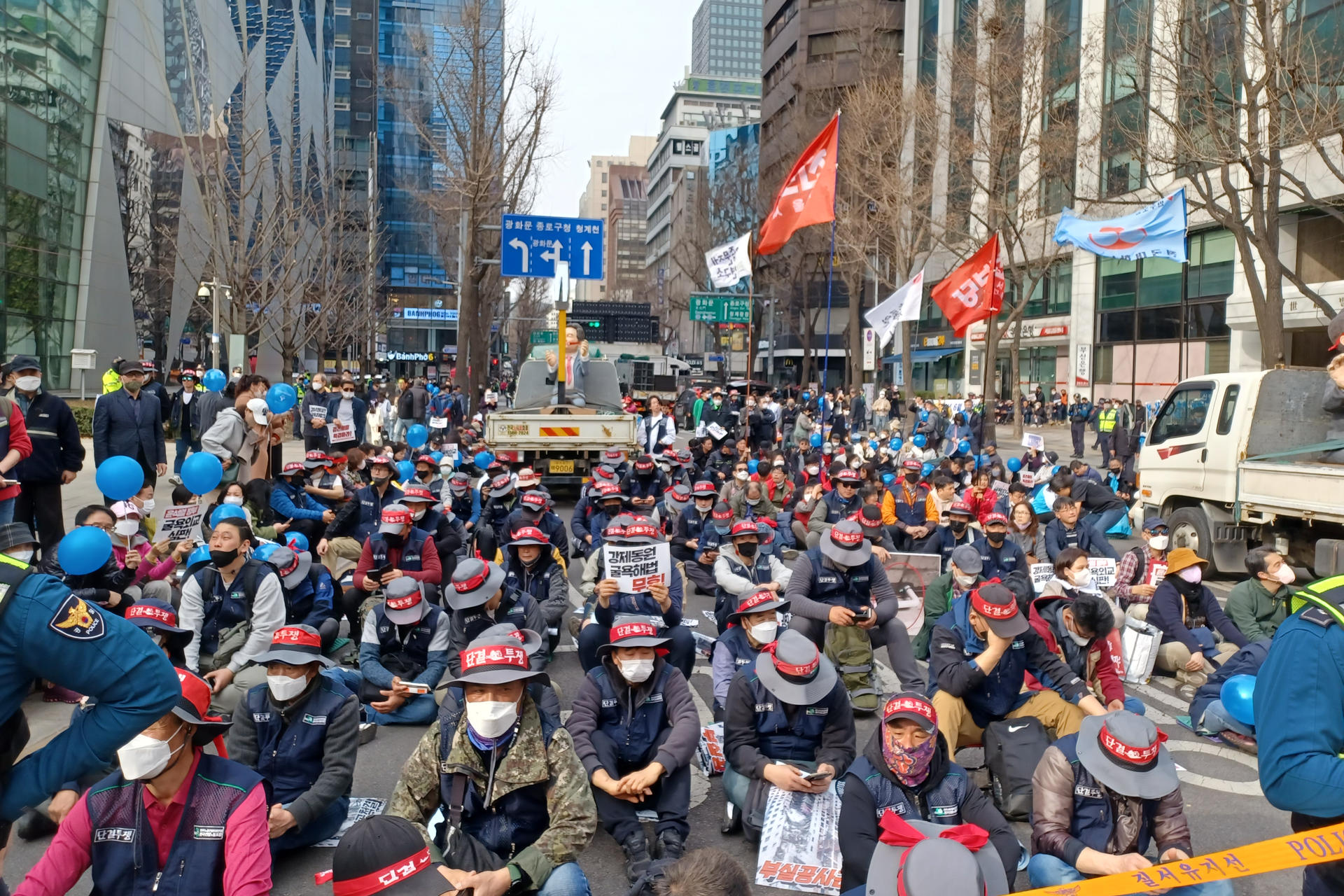 Thousands of South Koreans demonstrate in Seoul against President Yoon Suk-yeol and against the Japanese government and companies after presenting this week a controversial plan to compensate fifteen people who were enslaved by these companies during World War II. EFE/ Andrés Sánchez Braun