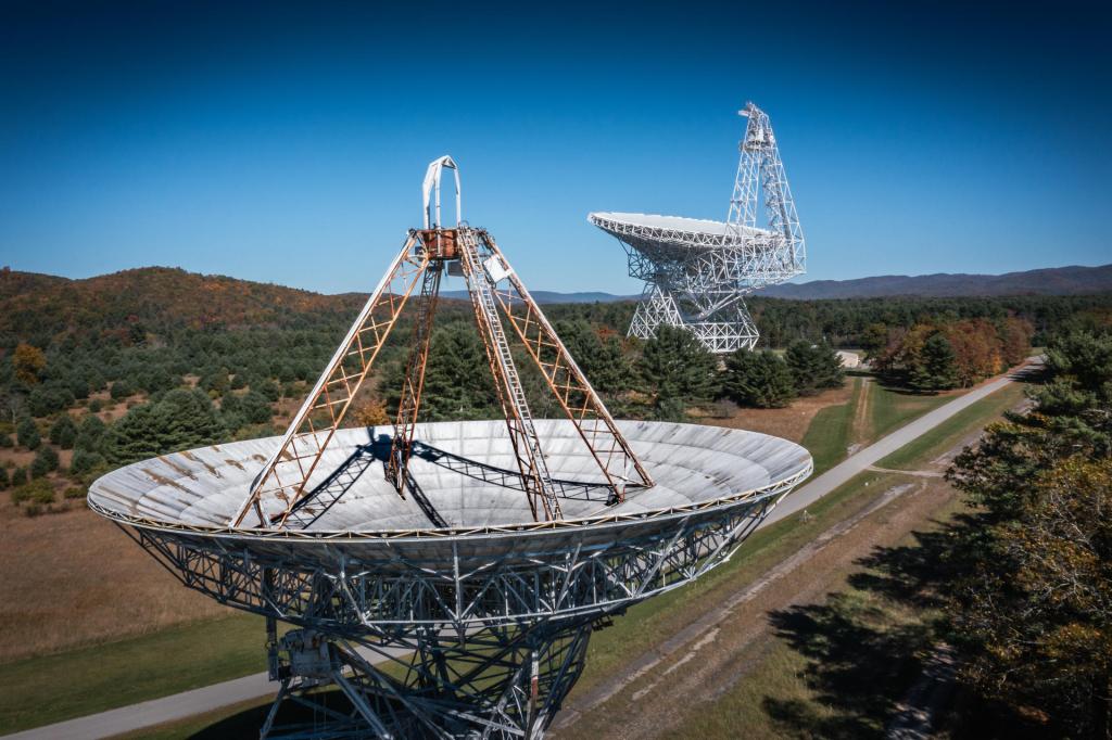 Fotografía cedida por el Observatorio Green Bank en Virginia Occidental, donde se muestra su telescopio (al fondo), el mayor radiotelescopio totalmente orientable del mundo, para captar emisiones procedentes de estrellas y sistemas planetarios. EFE/Jay Young/Green Bank Observatory
