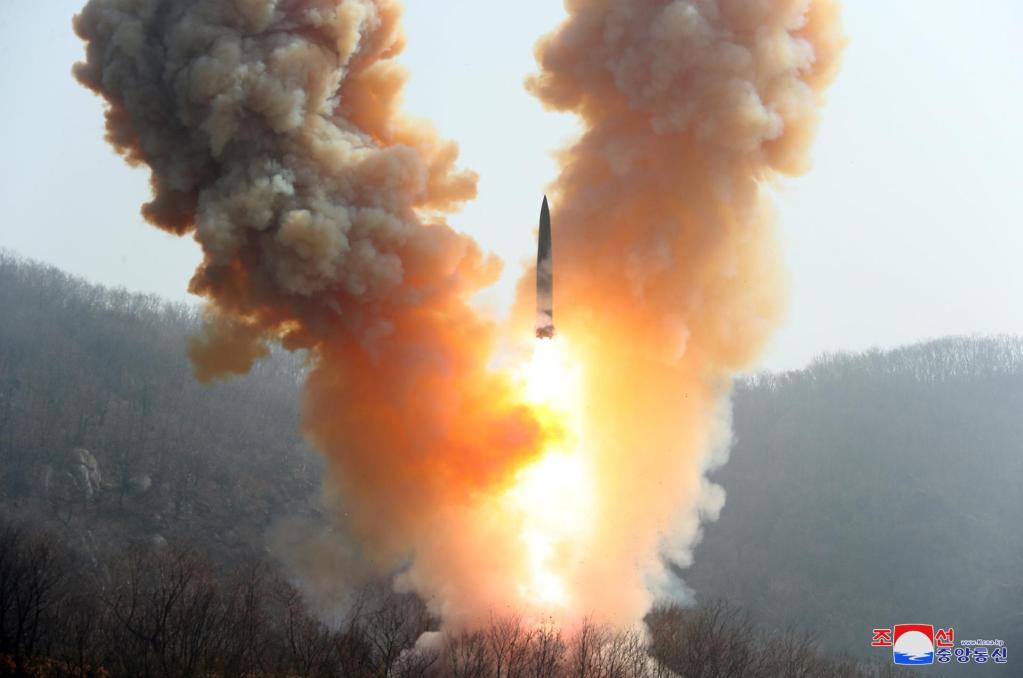 Lanzamiento de un cohete durante un ejercicio de "contraataque nuclear" en un lugar no revelado en Corea del Norte del 18 al 19 de marzo de 2023. EFE/EPA/KCNA EDITORIAL USE ONLY
