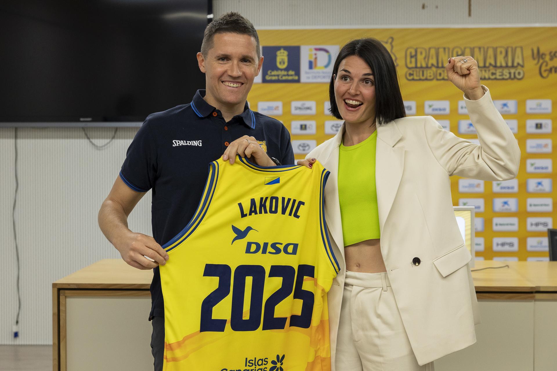 El entrenador del Gran Canaria, Jaka Lakovic, celebra con su esposa, la jugadora Helena Boada, la decisión del club de renovar su contrato por dos temporadas más, hasta 2025. EFE/Quique Curbelo