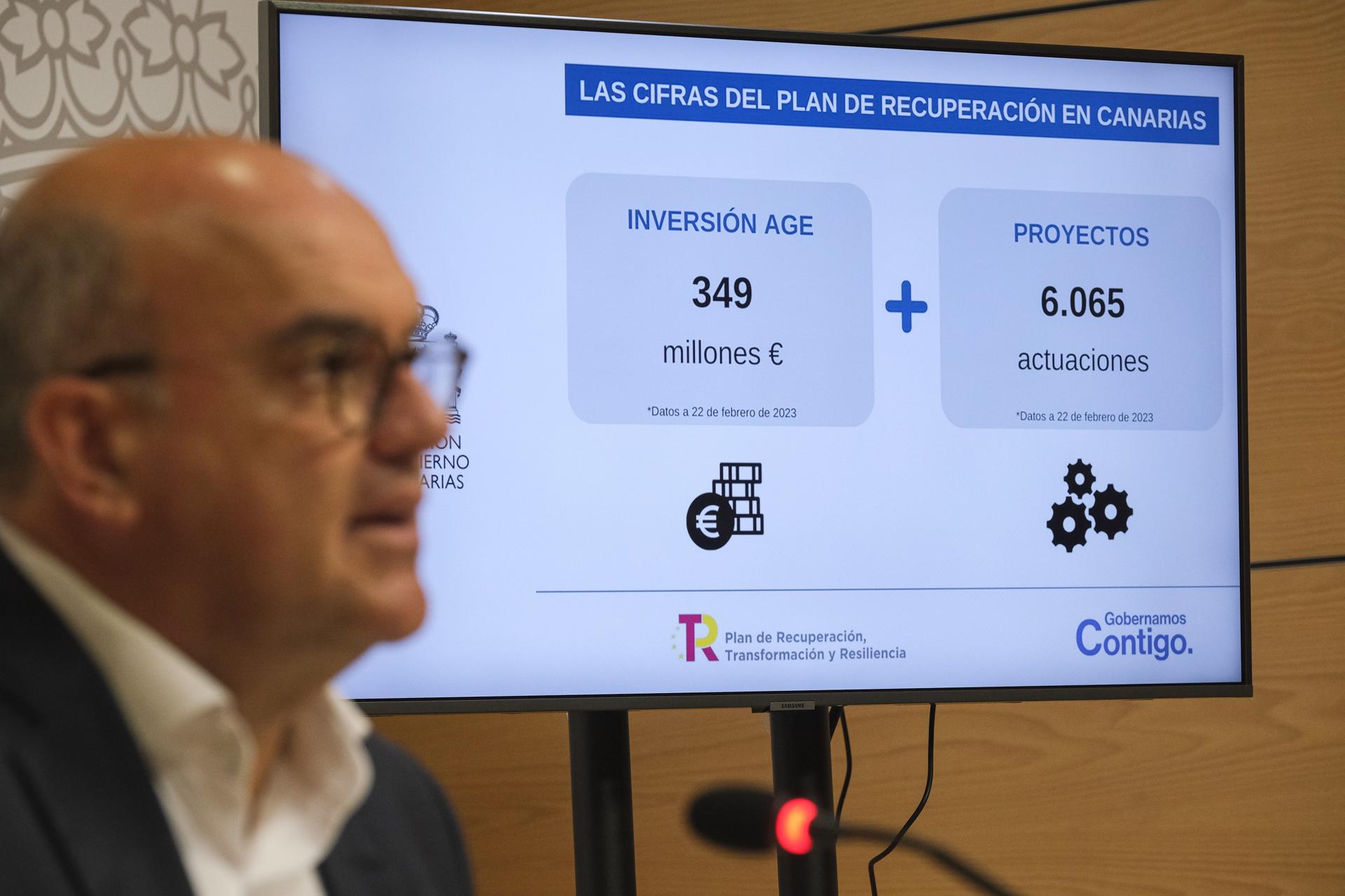 El delegado del Gobierno en Canarias, Anselmo Pestana, presentó este viernes el balance de distribución en las islas de los fondos relacionados con el Plan de Recuperación, Transformación y Resiliencia del Gobierno de España. EFE/Ángel Medina G.