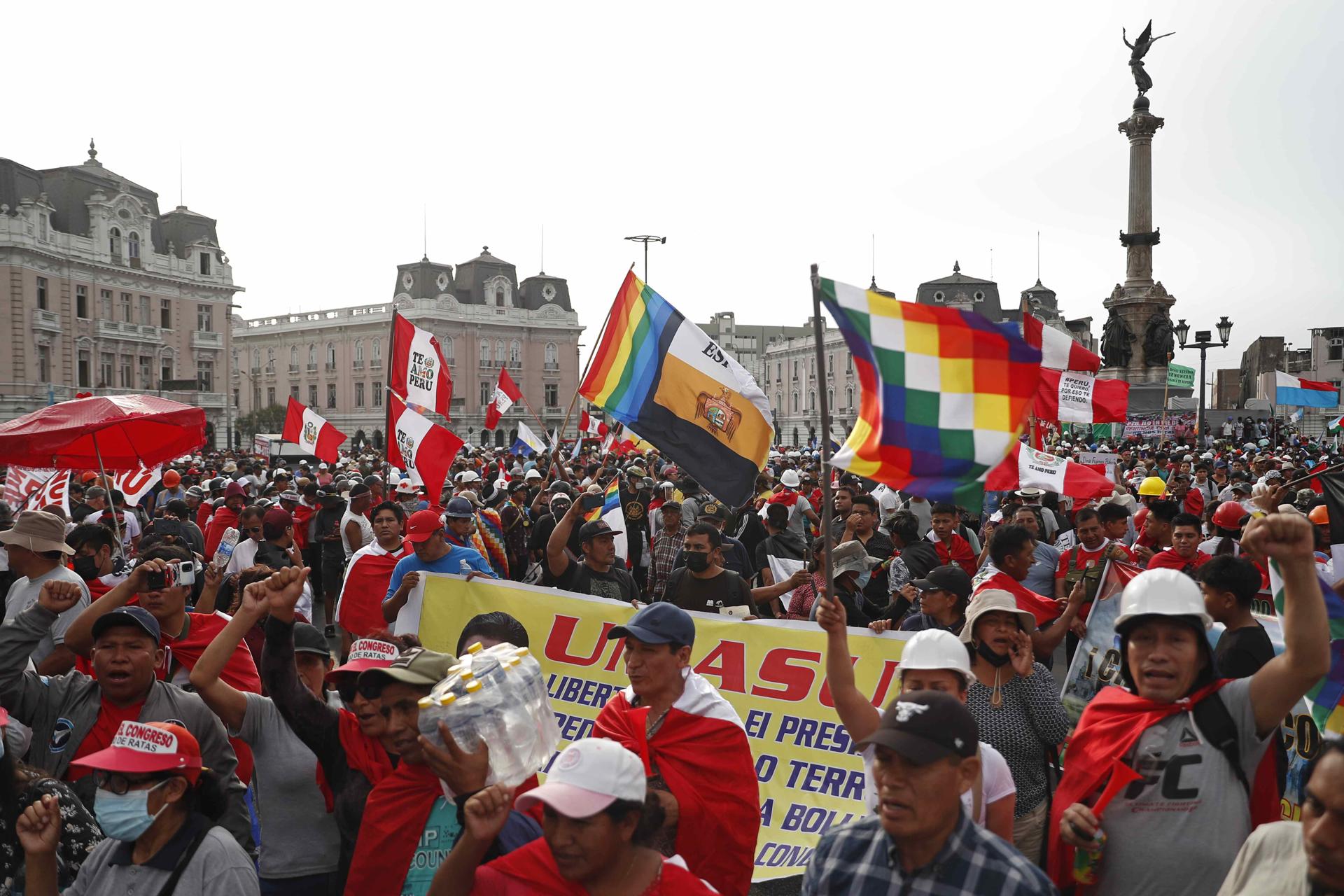 Una protesta contra la presidenta Dina Boluarte en febrero de 2023 en Lima. EFE/ Paolo Aguilar
