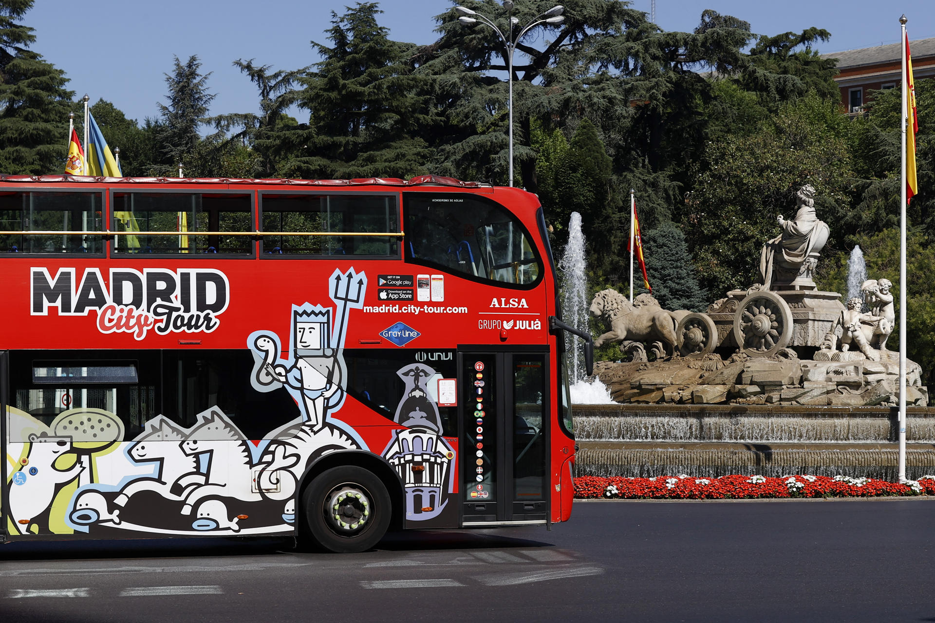 Imagen de archivo de un autocar turístico de Madrid, a su paso por la fuente de Cibeles. EFE/ Chema Moya