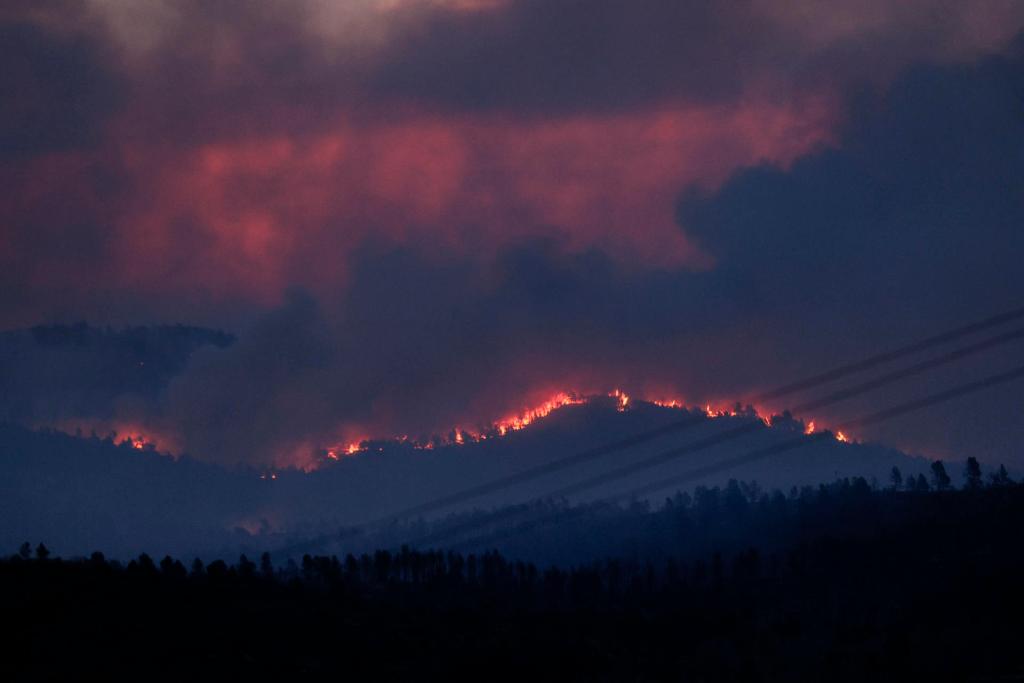 Vista general del incendio forestal declarado ayer en el término municipal de Villanueva de Viver, en la zona limítrofe de las provincias de Castellón y Teruel. EFE/Manuel Bruque
