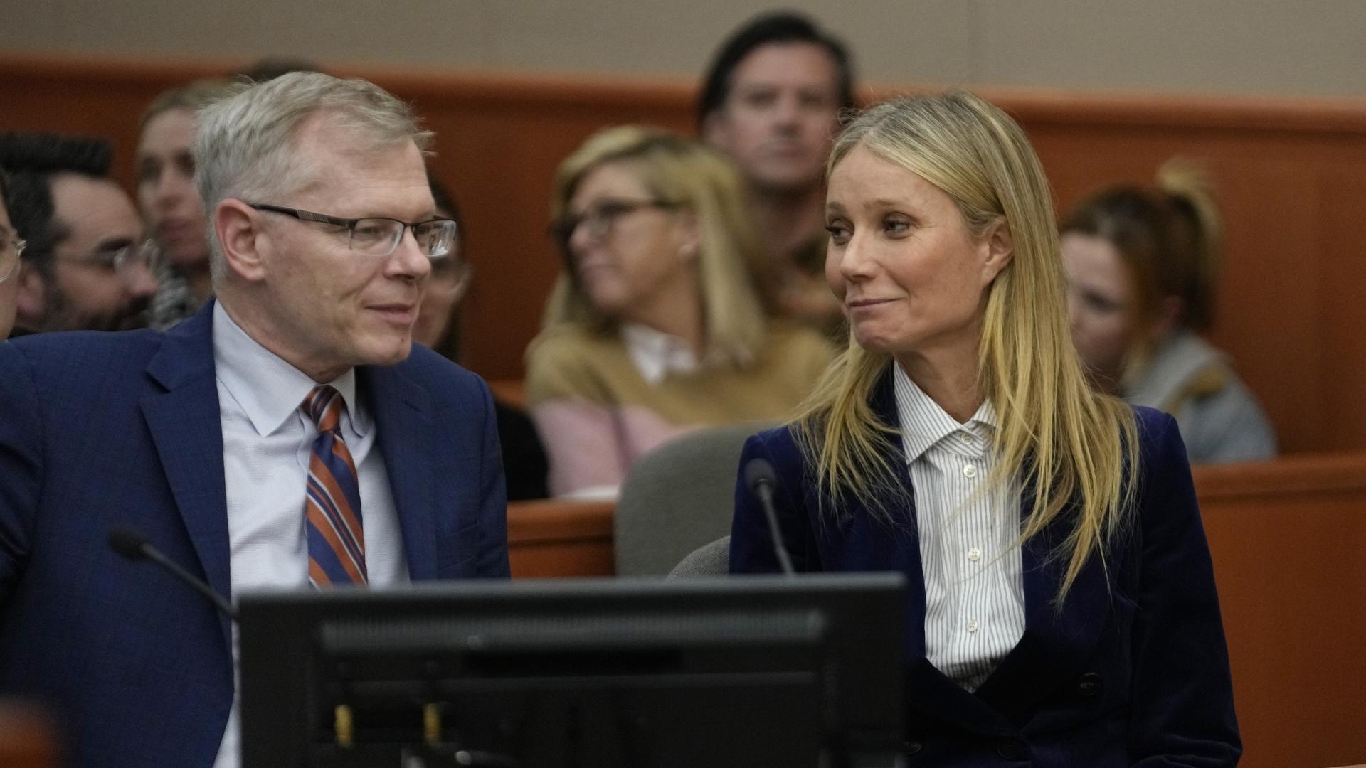 Gwyneth Paltrow y su abogado Stephen Owens sonríen después de la lectura del veredicto en el juicio por un accidente de esquí en 2016, en Park City, Utah (EE.UU.), este 30 de marzo de 2023. EFE/EPA/Rick Bowmer/Pool